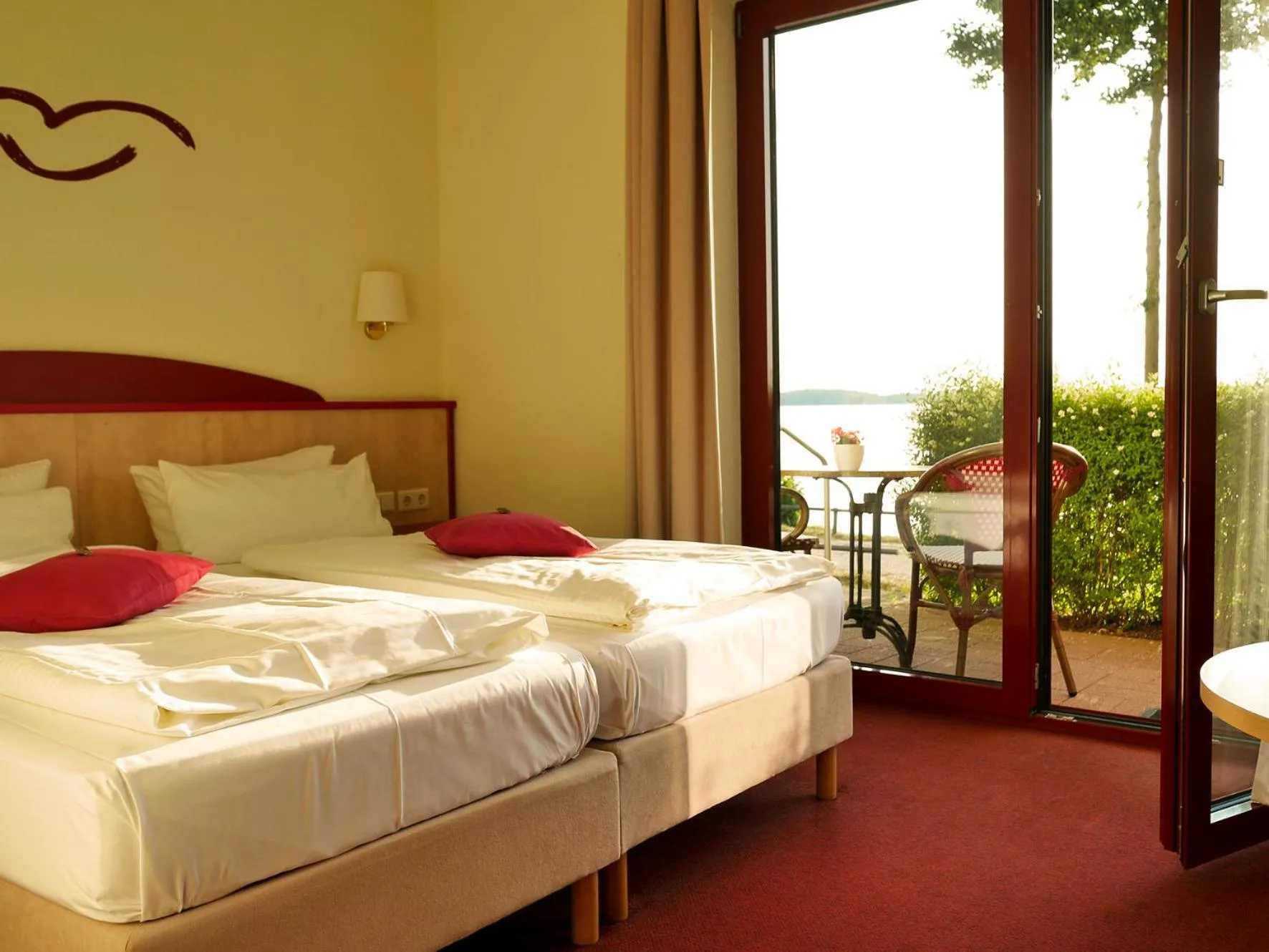 Lake view, Bed in Seehotel Weit Meer
