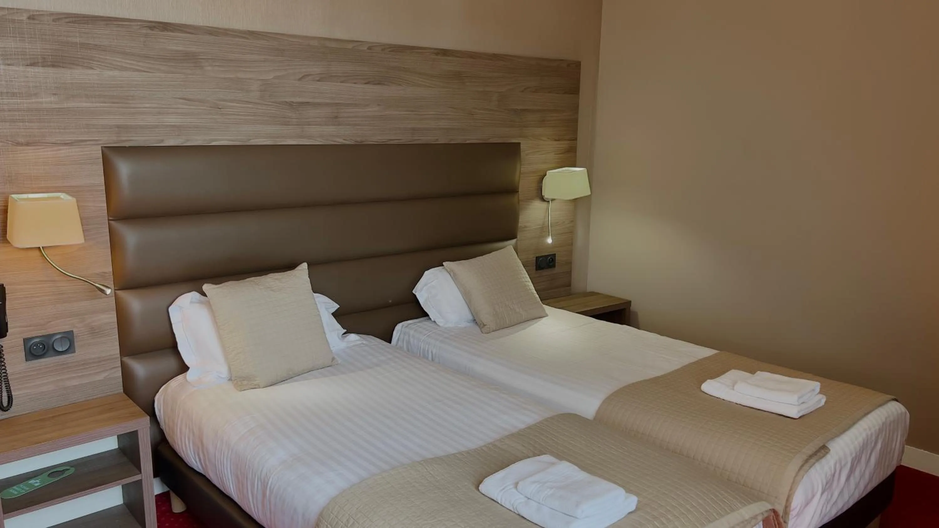 Bedroom, Bed in L'Hostellerie du Château de Bricquebec