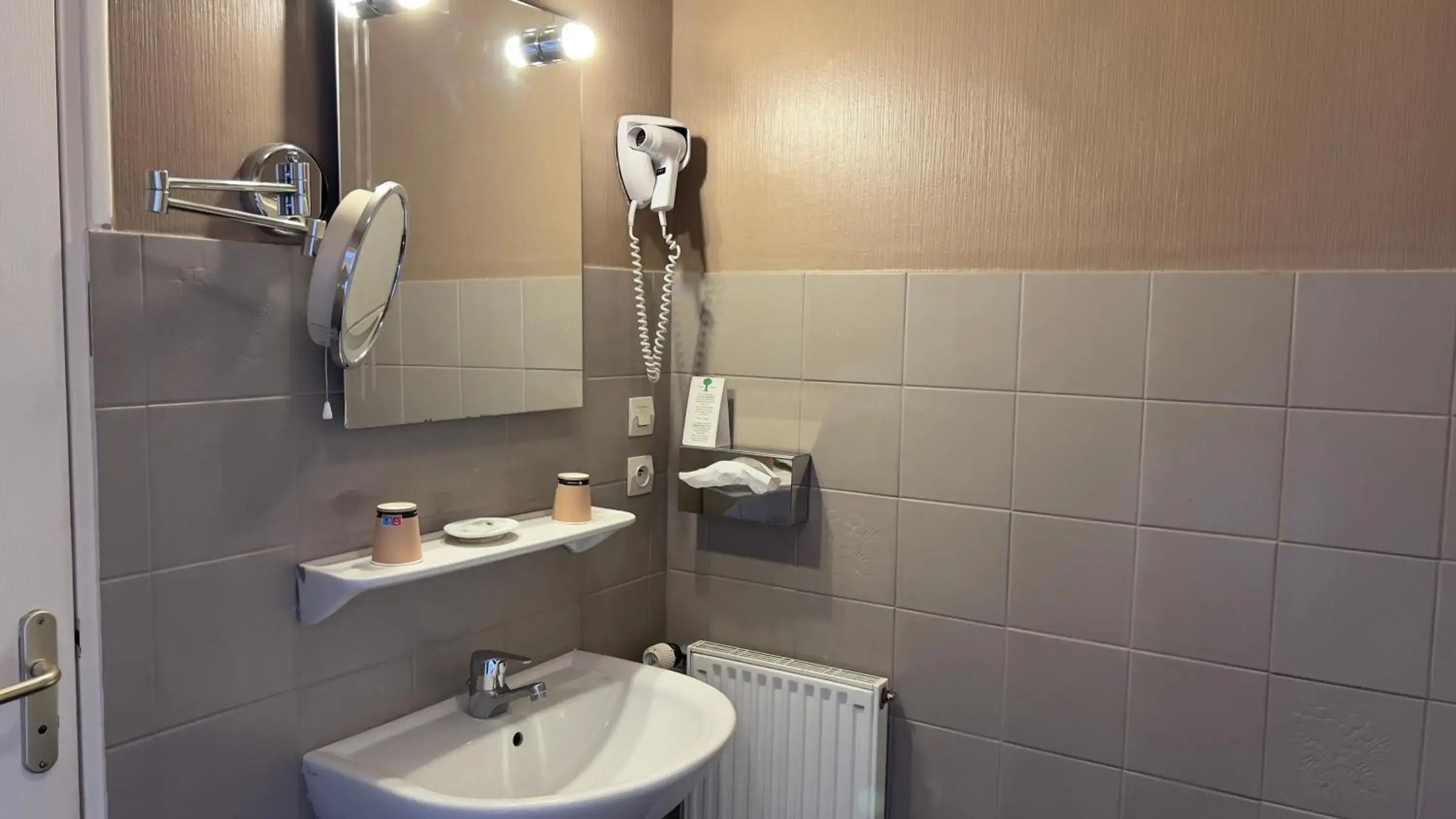 Superior Double or Twin Room with City View in L'Hostellerie du Château de Bricquebec Superior Double or Twin Room with City View in L'Hostellerie du Château de Bricquebec