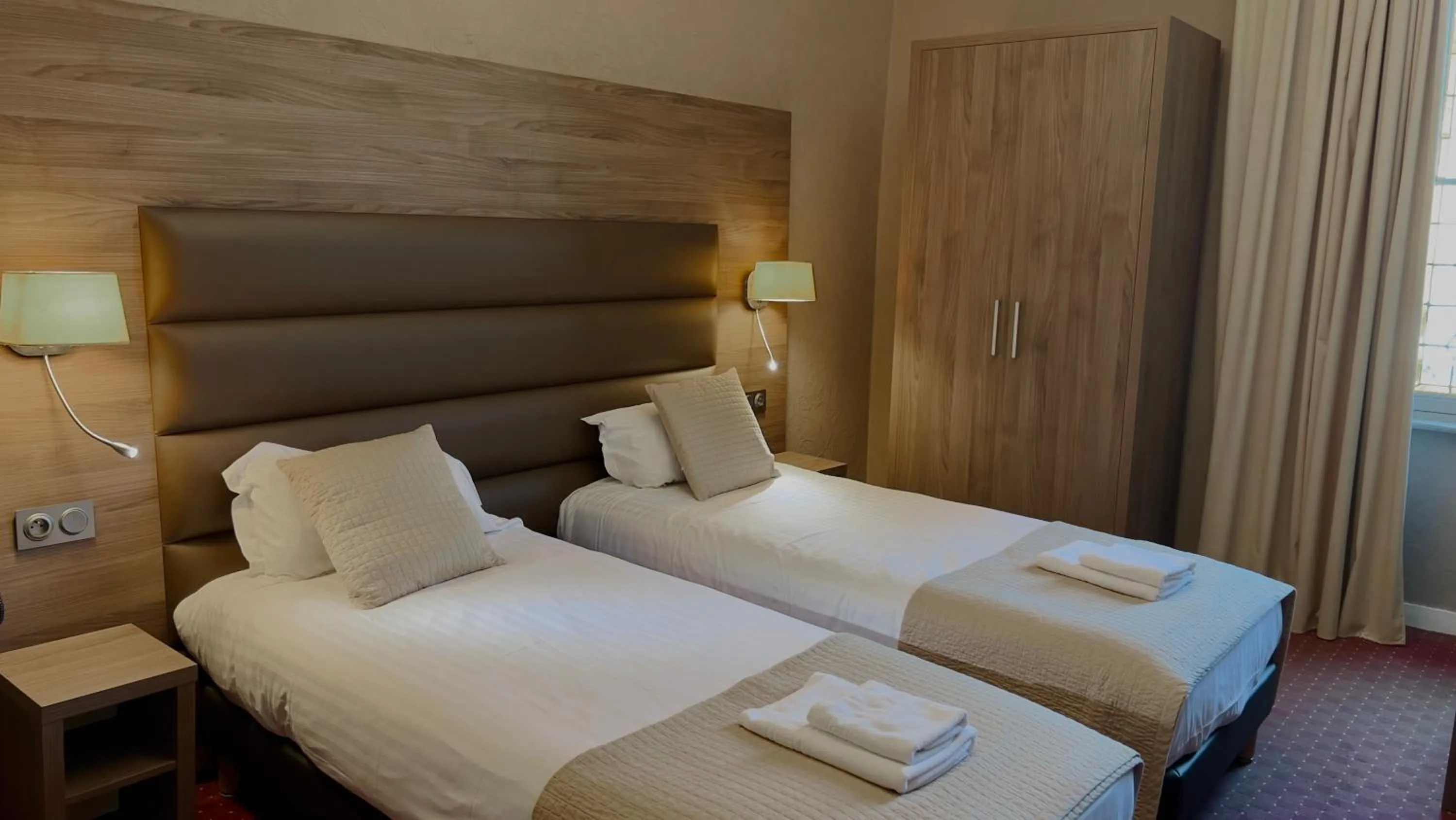 Bedroom, Bed in L'Hostellerie du Château de Bricquebec