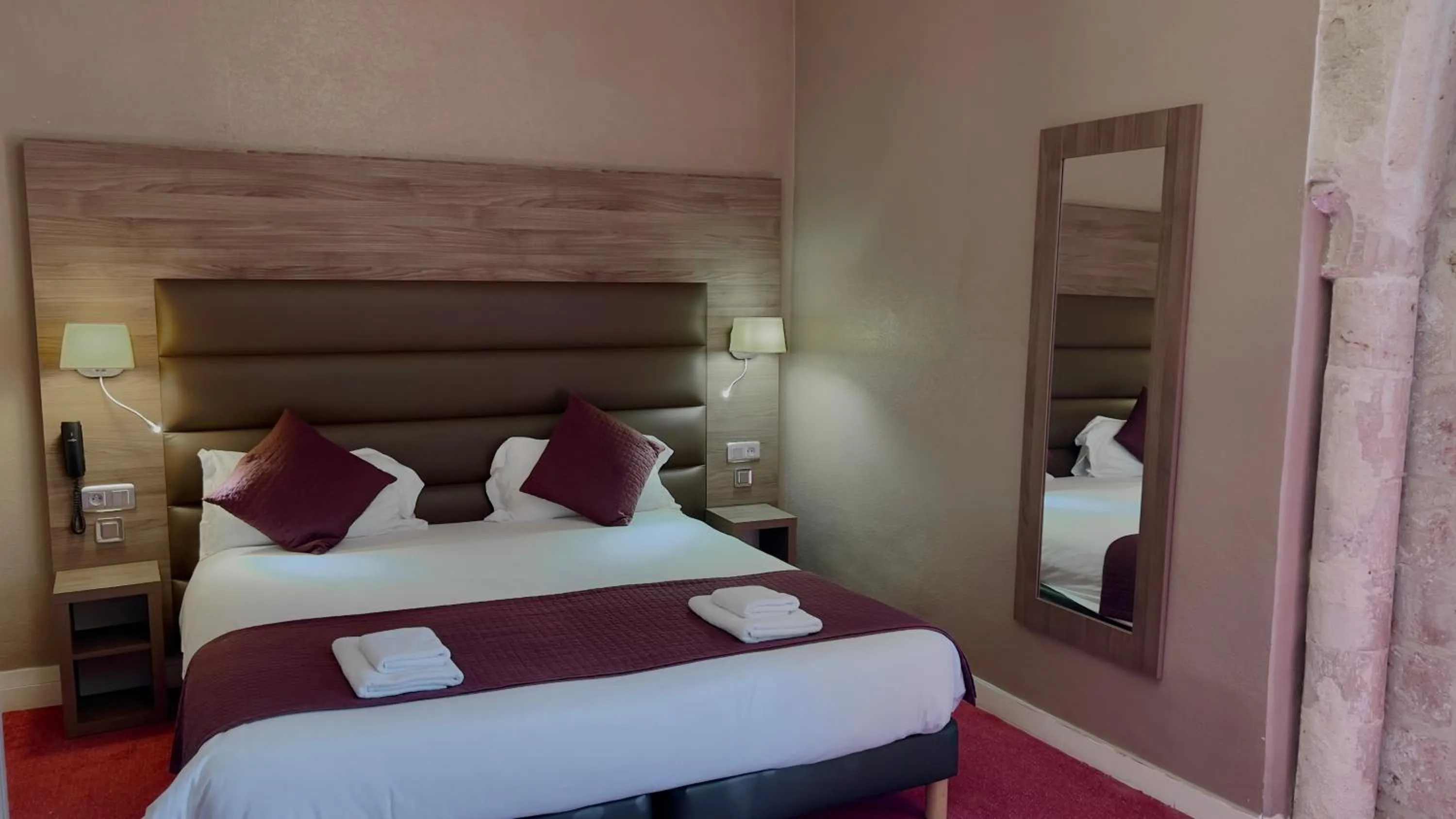 Bedroom, Bed in L'Hostellerie du Château de Bricquebec