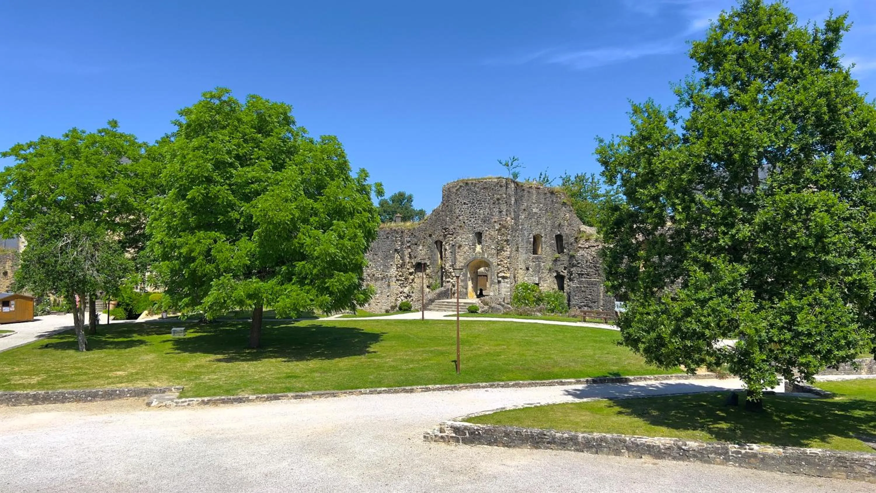 Garden in L'Hostellerie du Château de Bricquebec