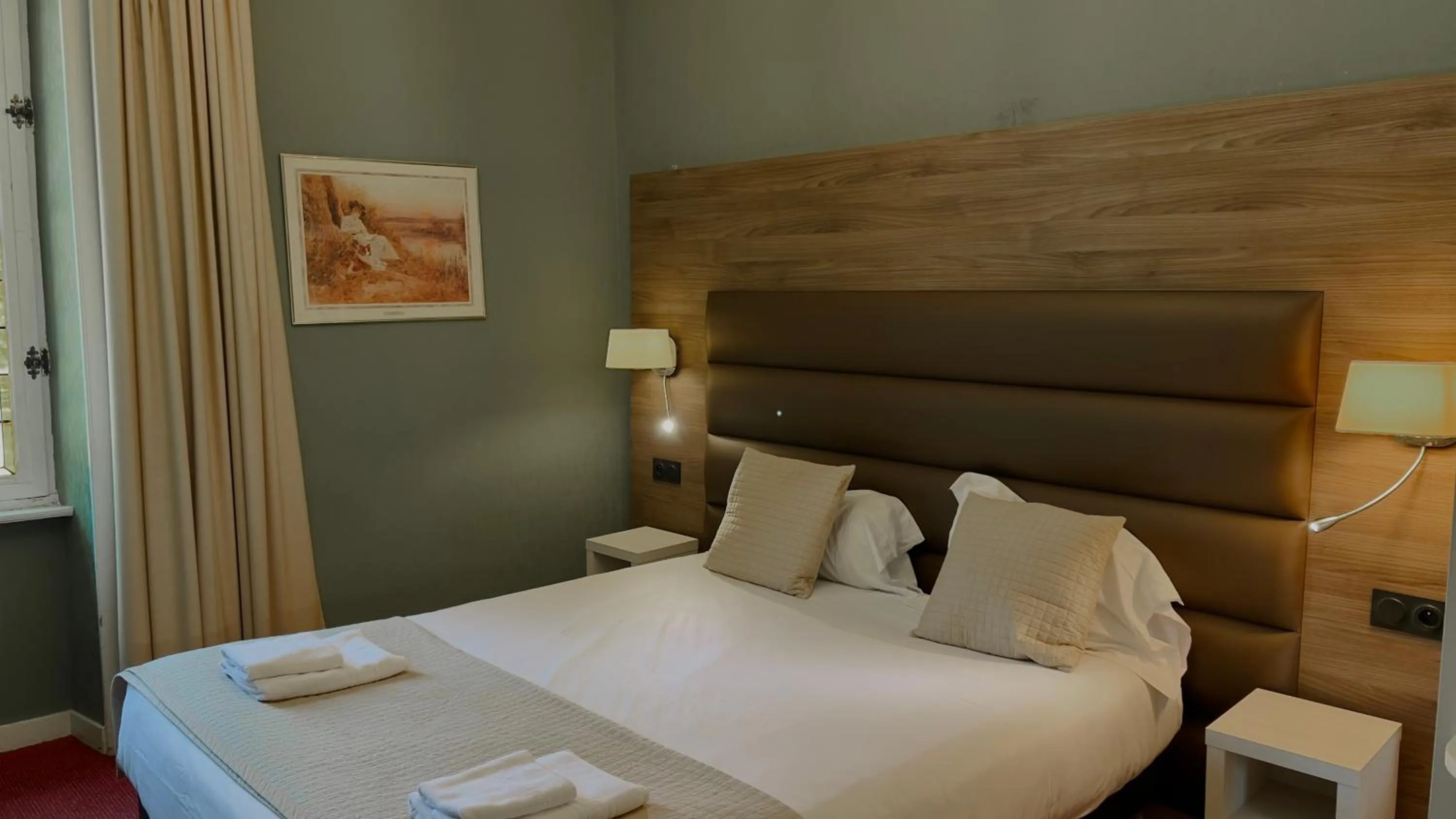 Bedroom, Bed in L'Hostellerie du Château de Bricquebec