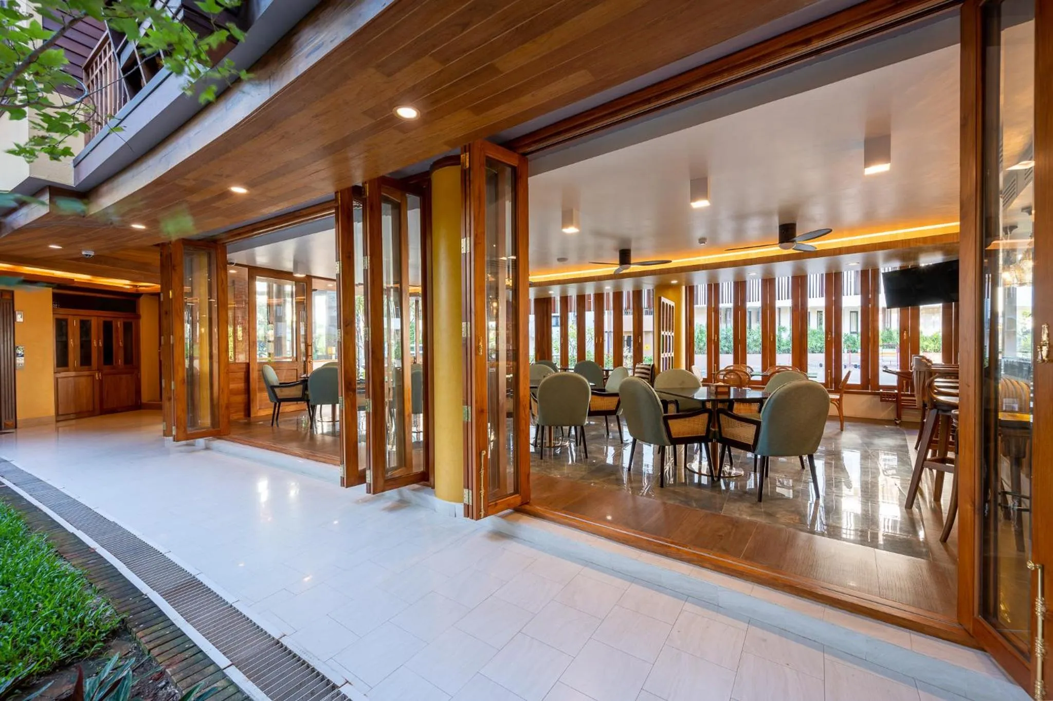 Restaurant/places to eat in At Gate Thaphae Hotel