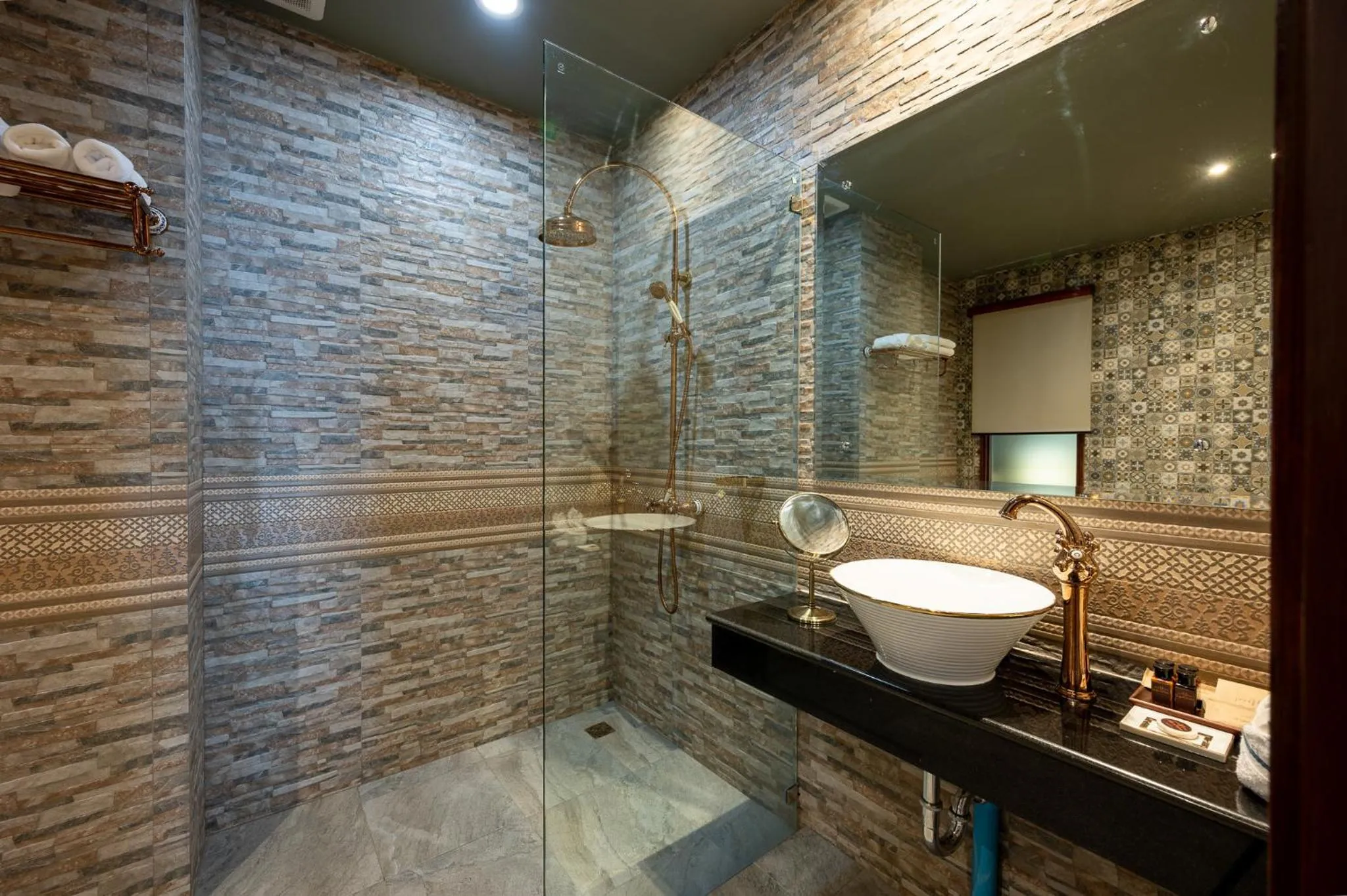 Bathroom in At Gate Thaphae Hotel