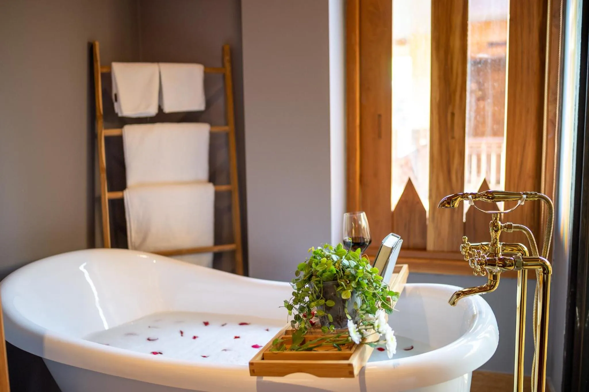 Bath in At Gate Thaphae Hotel