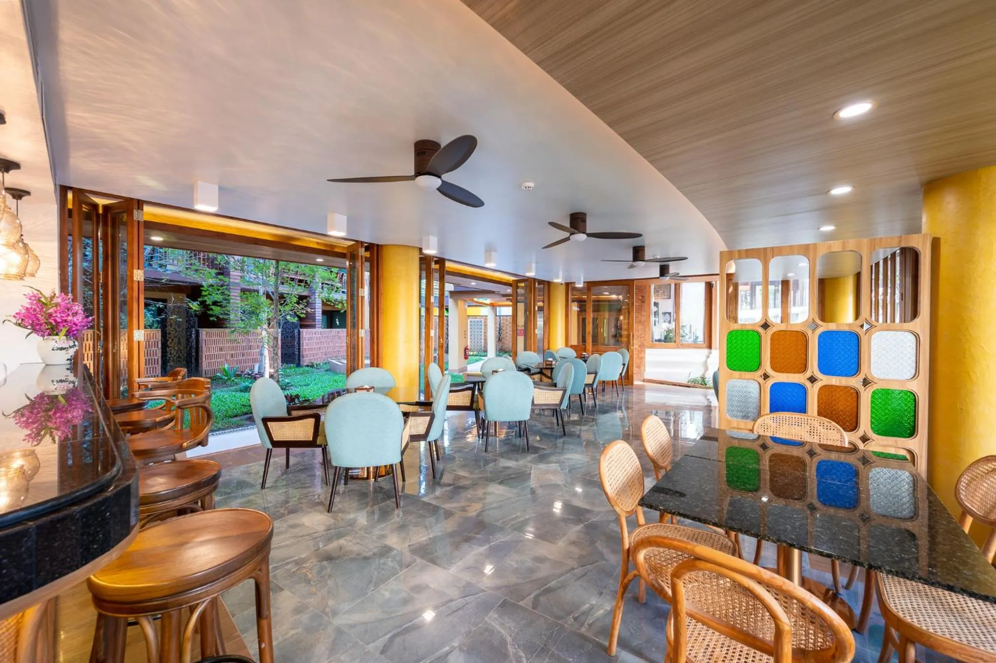 Restaurant/places to eat in At Gate Thaphae Hotel