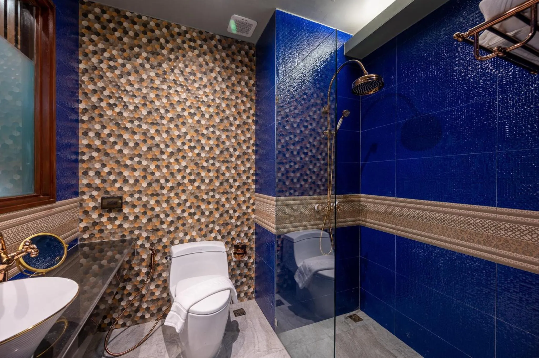 Shower in At Gate Thaphae Hotel