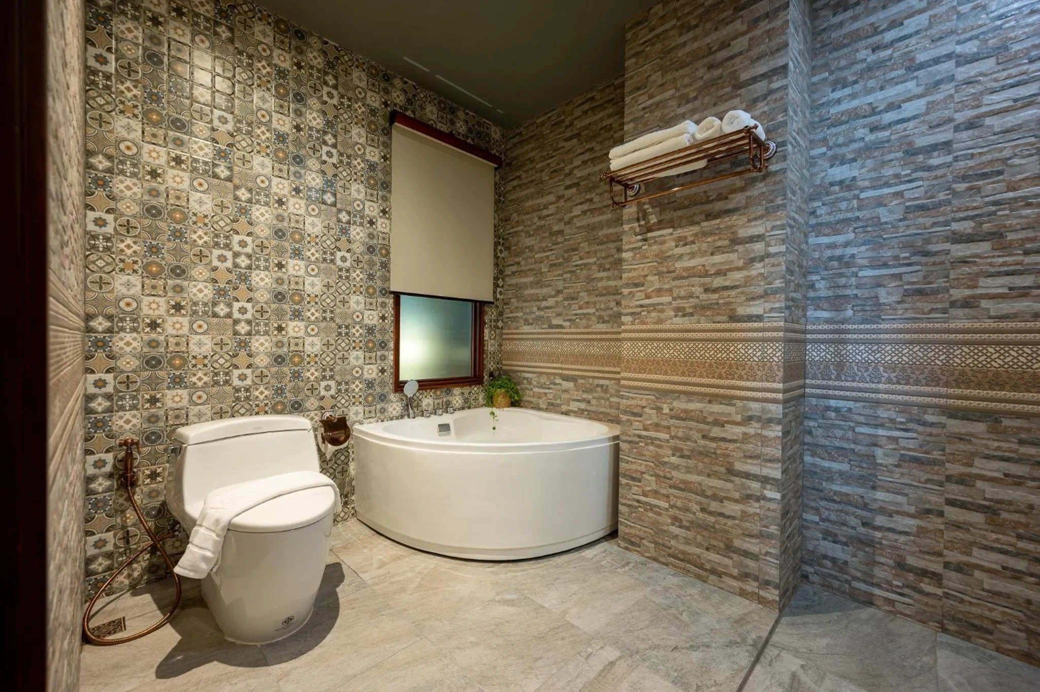 Toilet in At Gate Thaphae Hotel