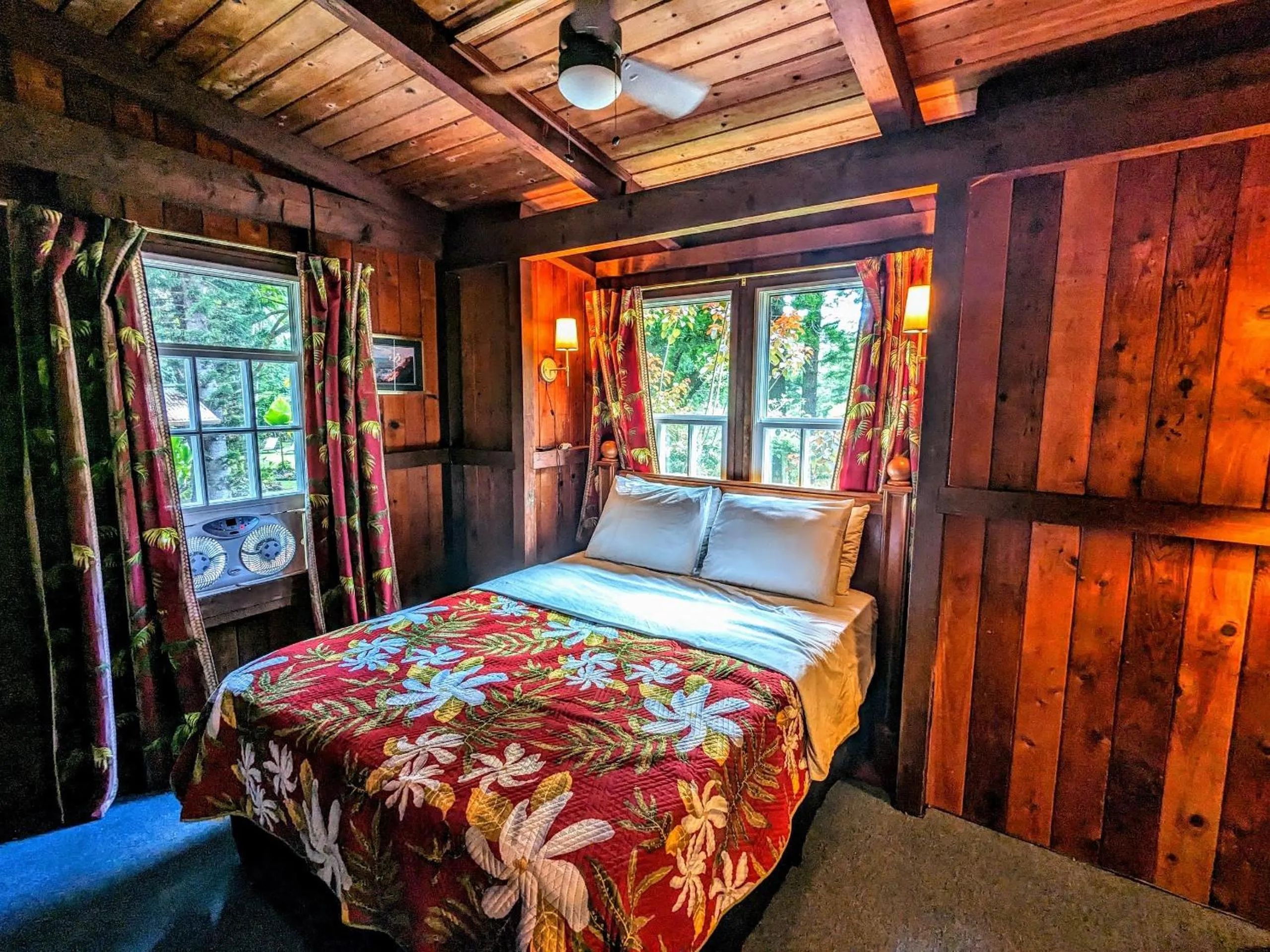 Photo of the whole room, Bed in Kehena Mauka Nui Club LGBTQIA+ Clothing Optional