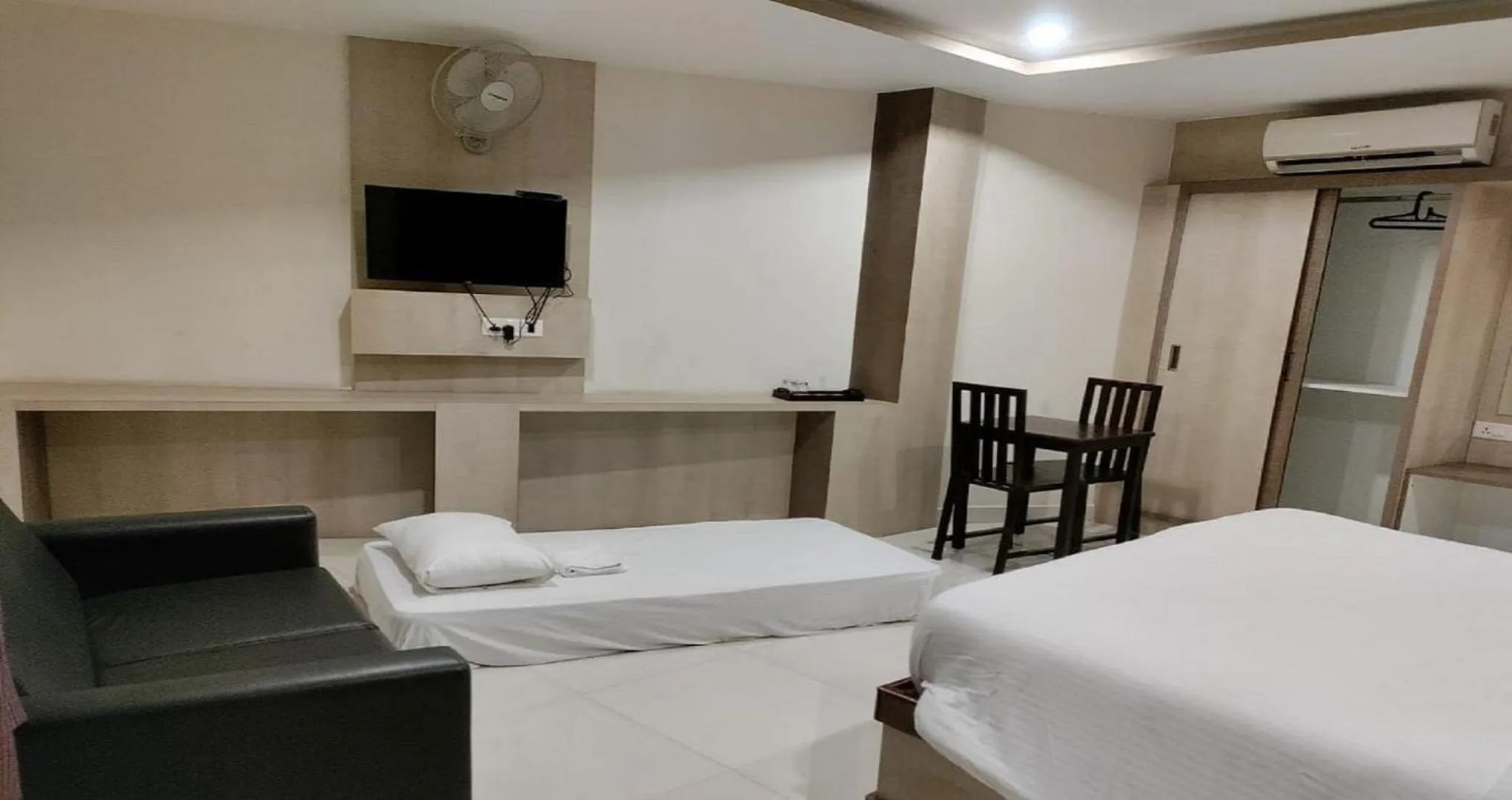 View (from property/room), Bed in Hotel Ramtel inn