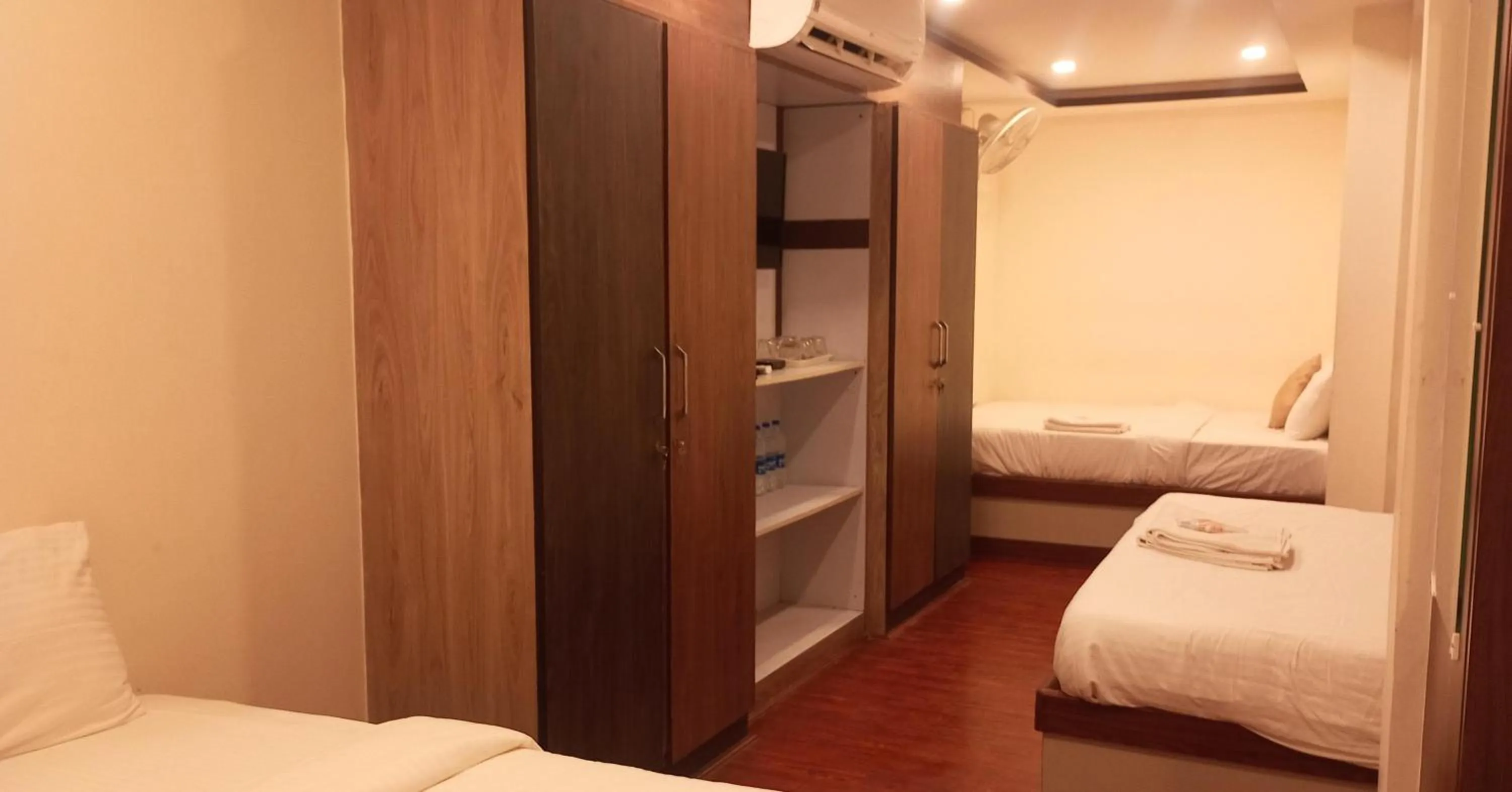 room service, Bed in Hotel Ramtel inn