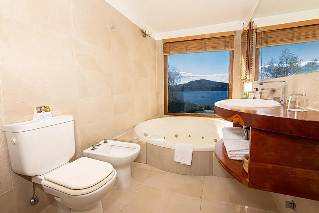 Bathroom in Rochester Bariloche Suites & Spa