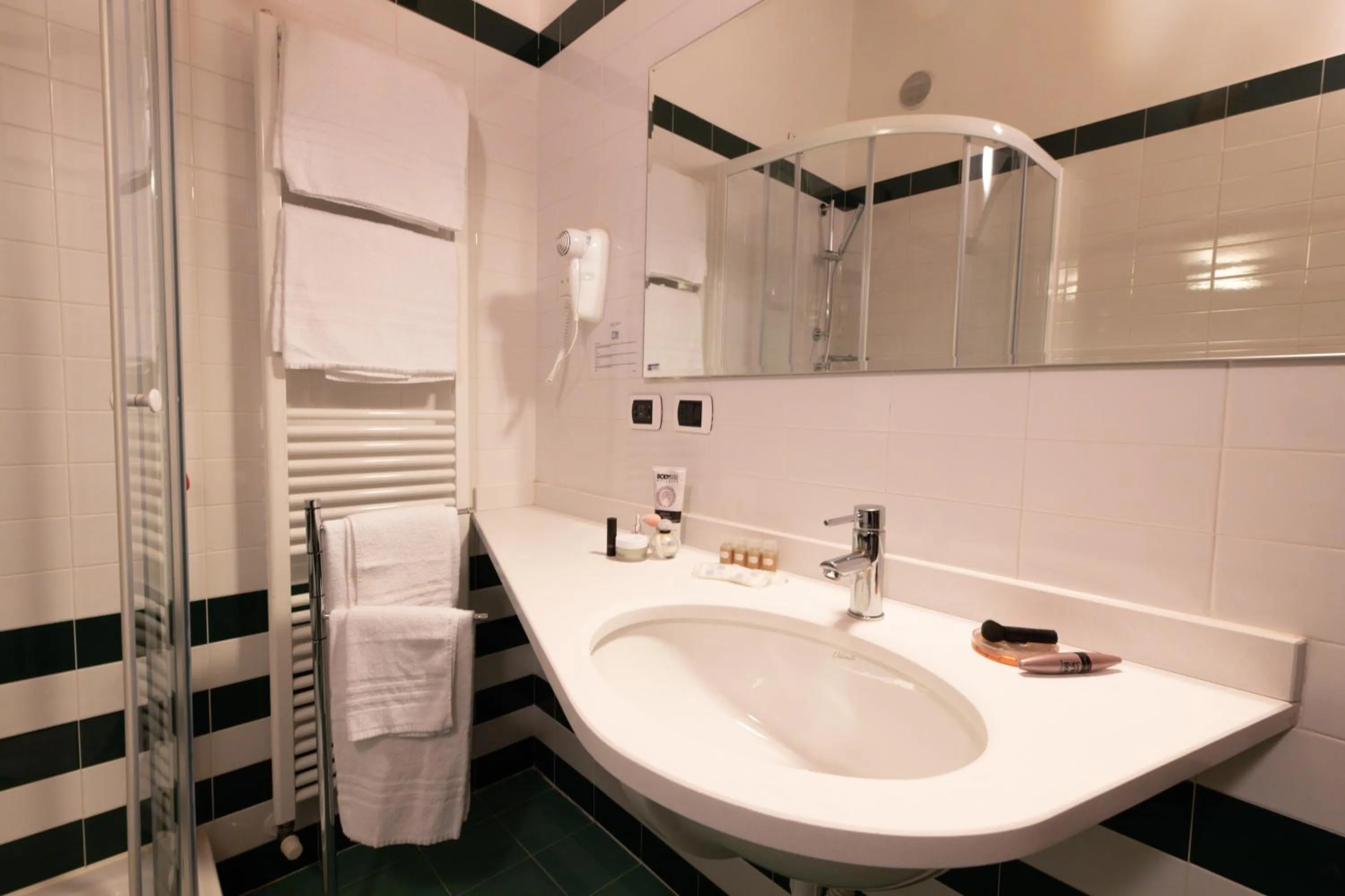 Bathroom in Hotel Enzo Moro