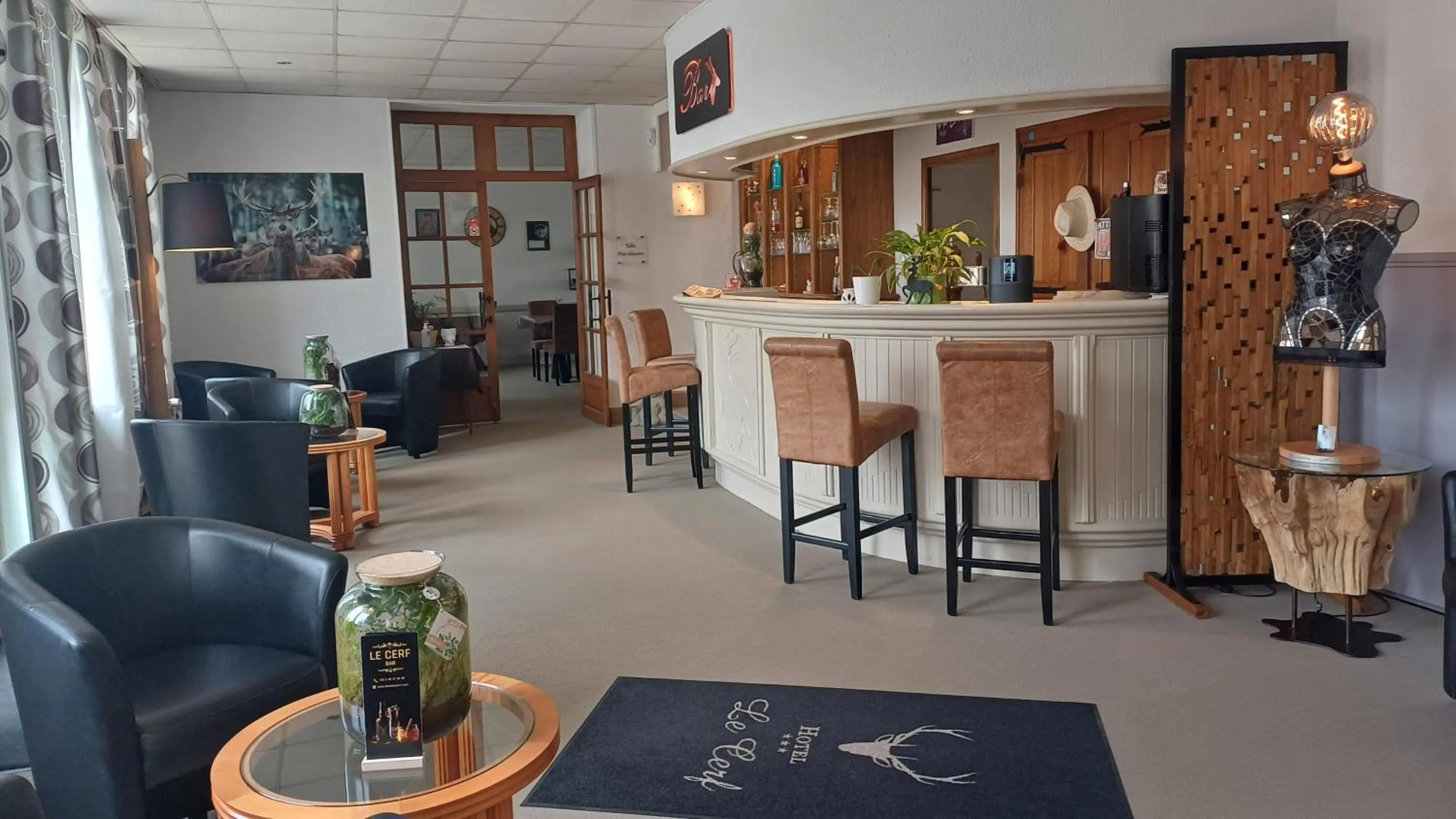 Lounge or bar in Logis Hotel Le Cerf
