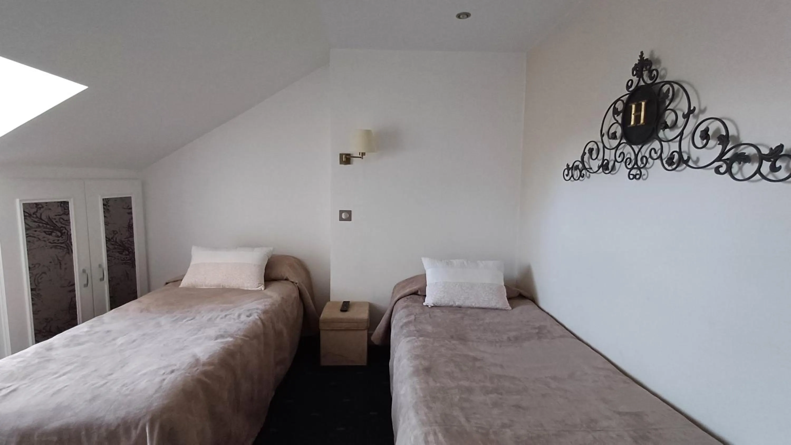 Bedroom, Bed in Logis Hotel Le Cerf