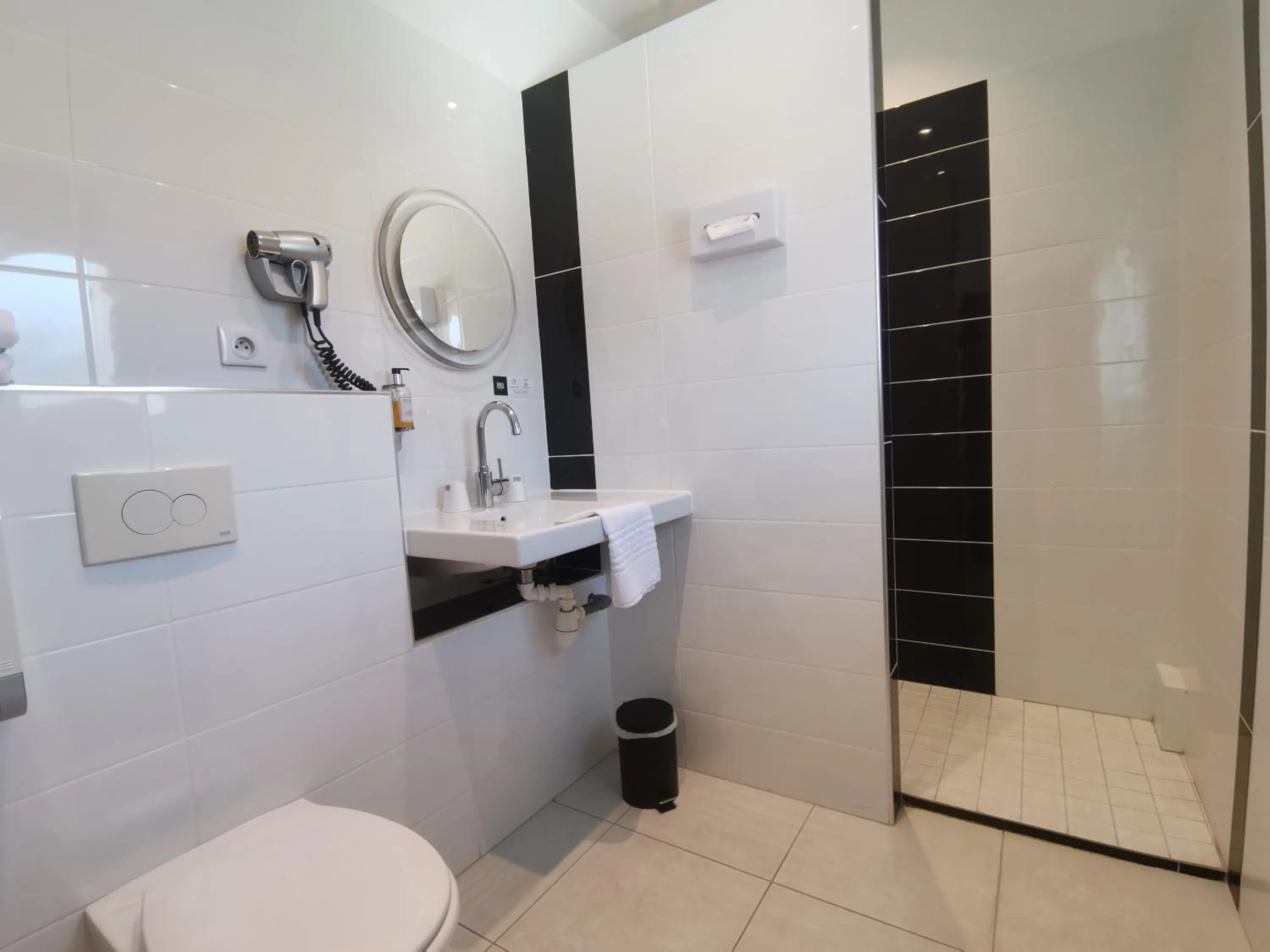 Bathroom in Logis Hotel Le Cerf