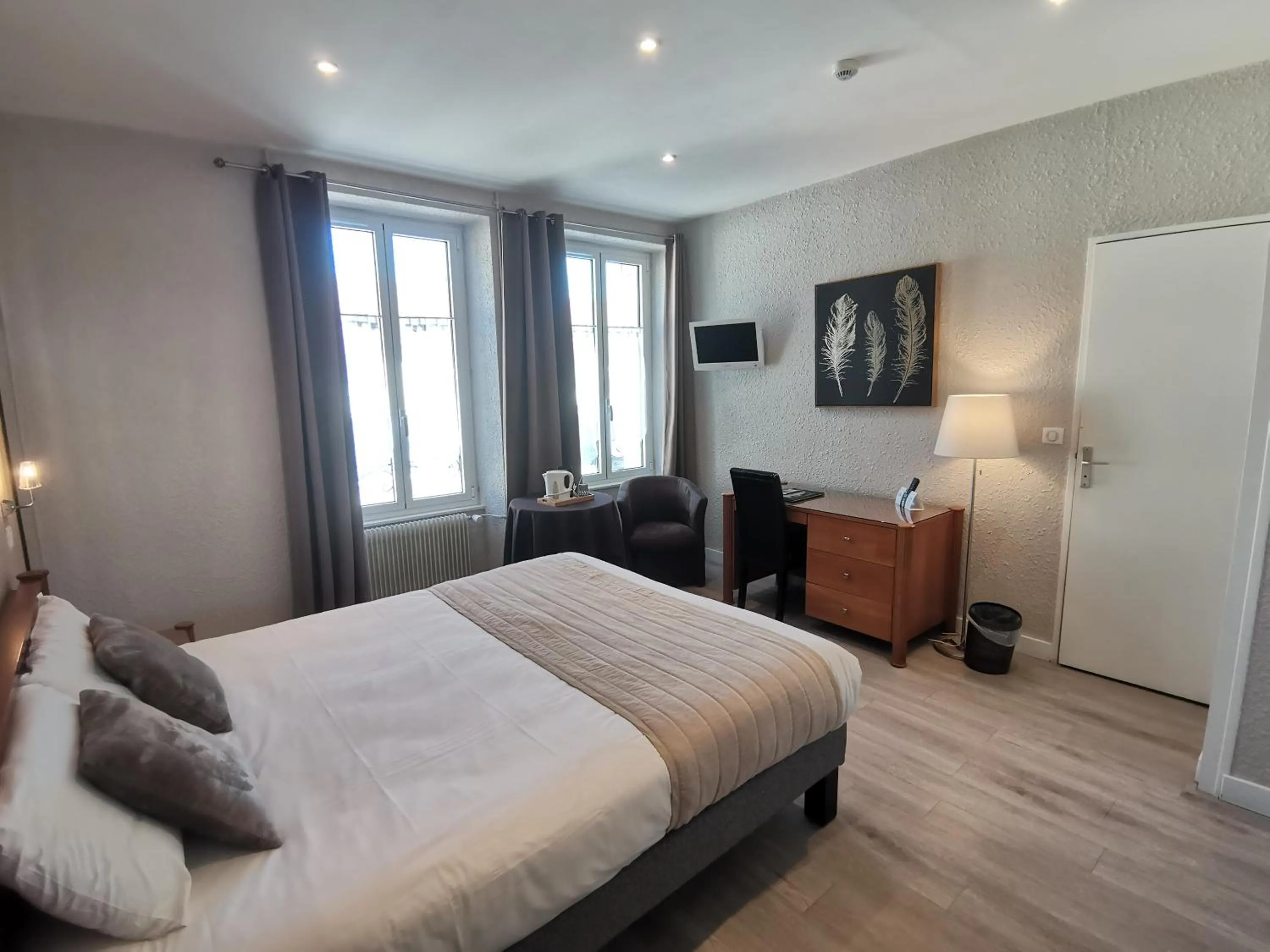 Property building, Bed in Logis Hotel Le Cerf