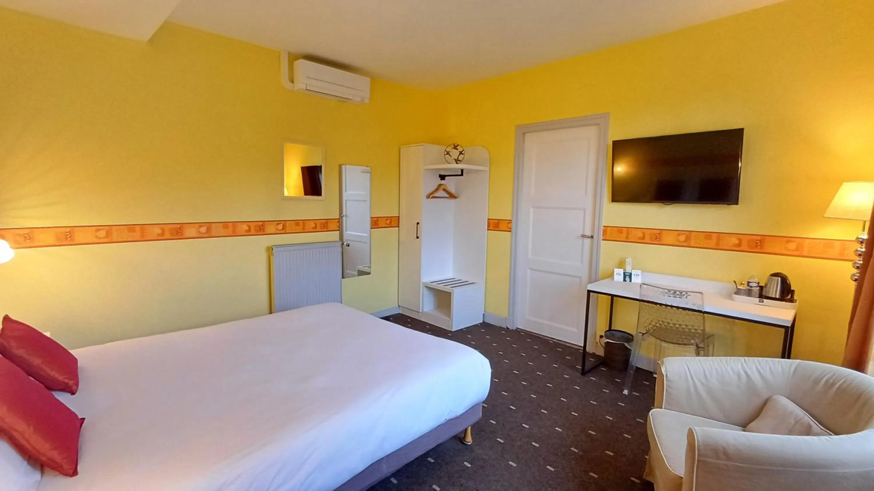 Garden view, Bed in Logis Hotel Le Cerf