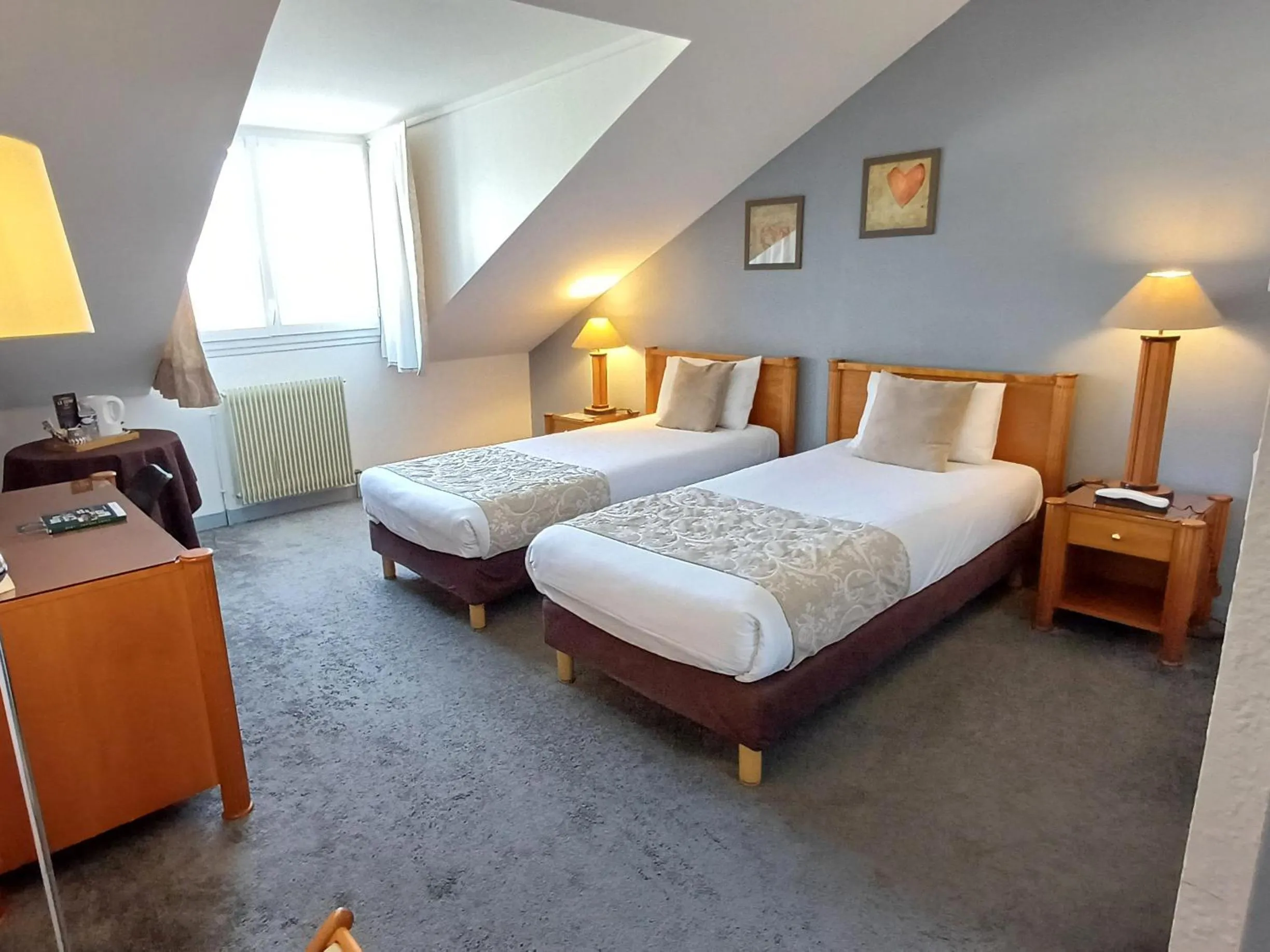 Property building, Bed in Logis Hotel Le Cerf