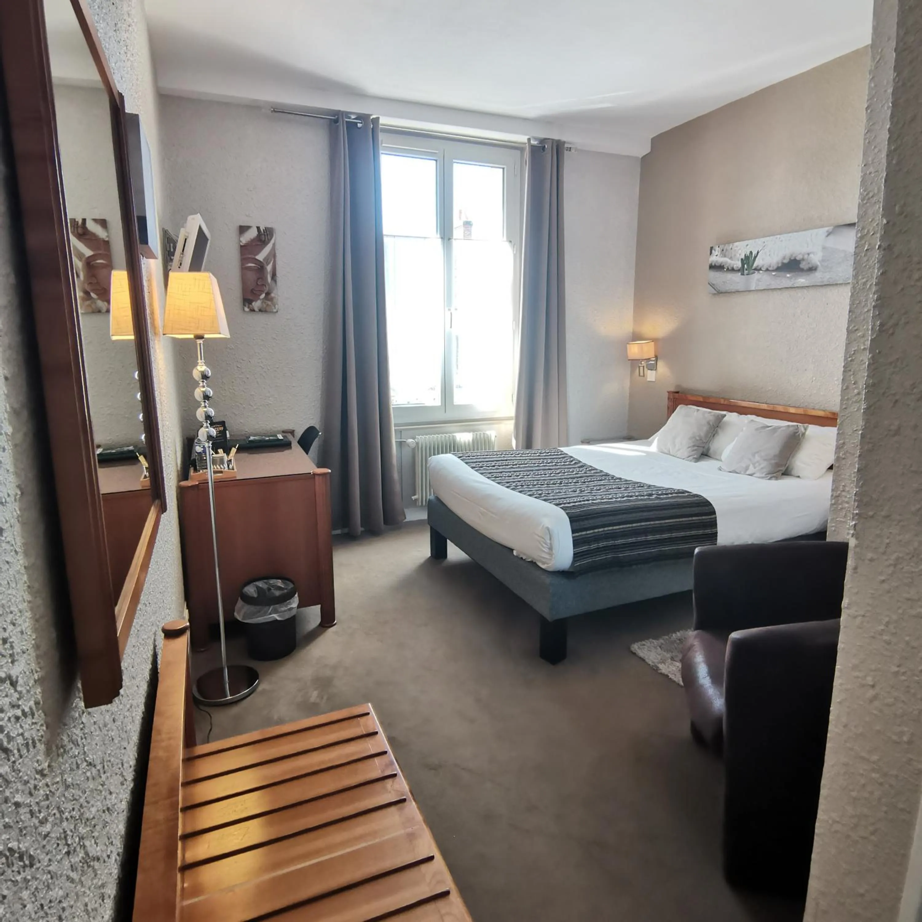 Property building, Bed in Logis Hotel Le Cerf