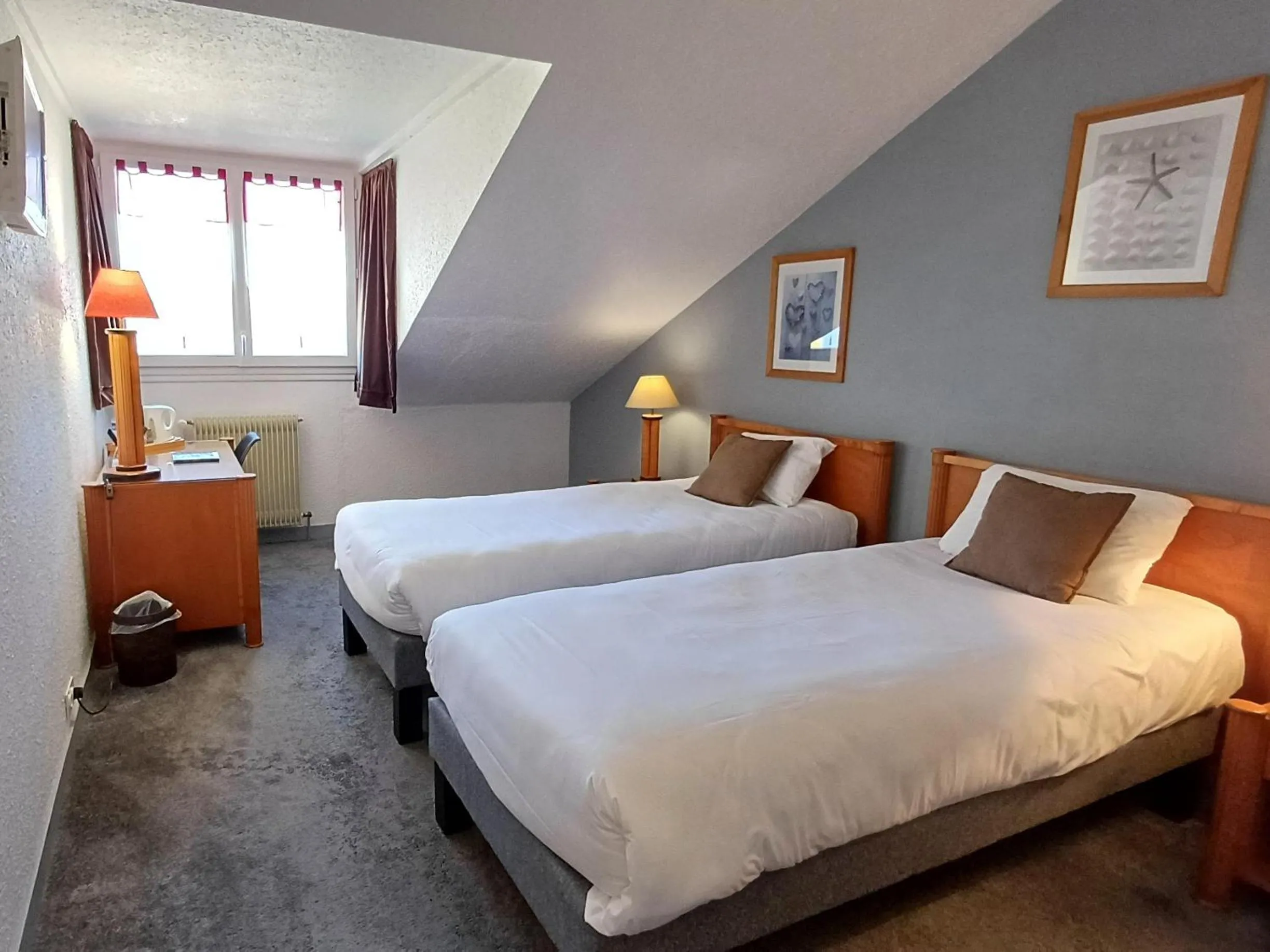 Property building, Bed in Logis Hotel Le Cerf