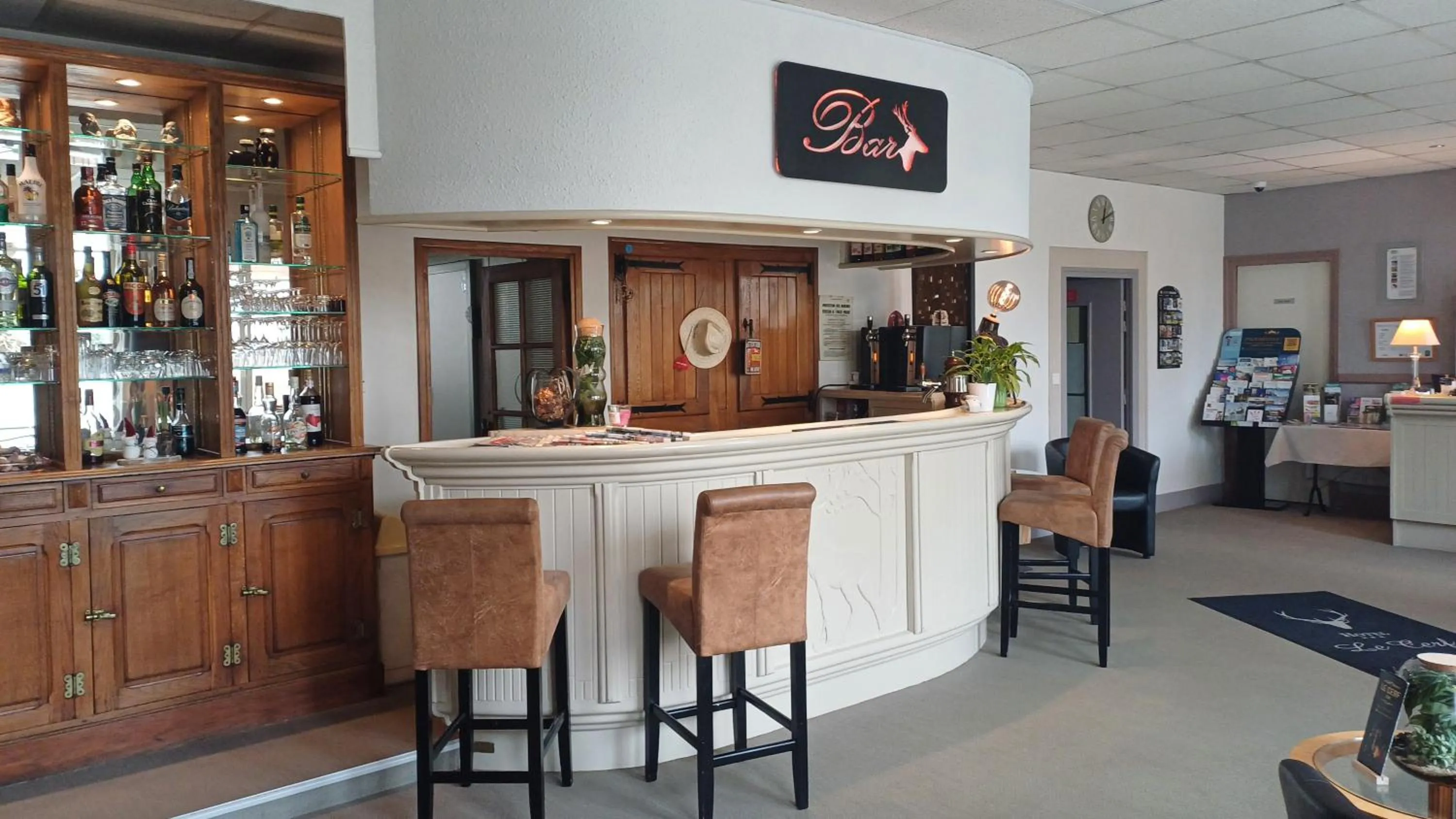 Lounge or bar in Logis Hotel Le Cerf