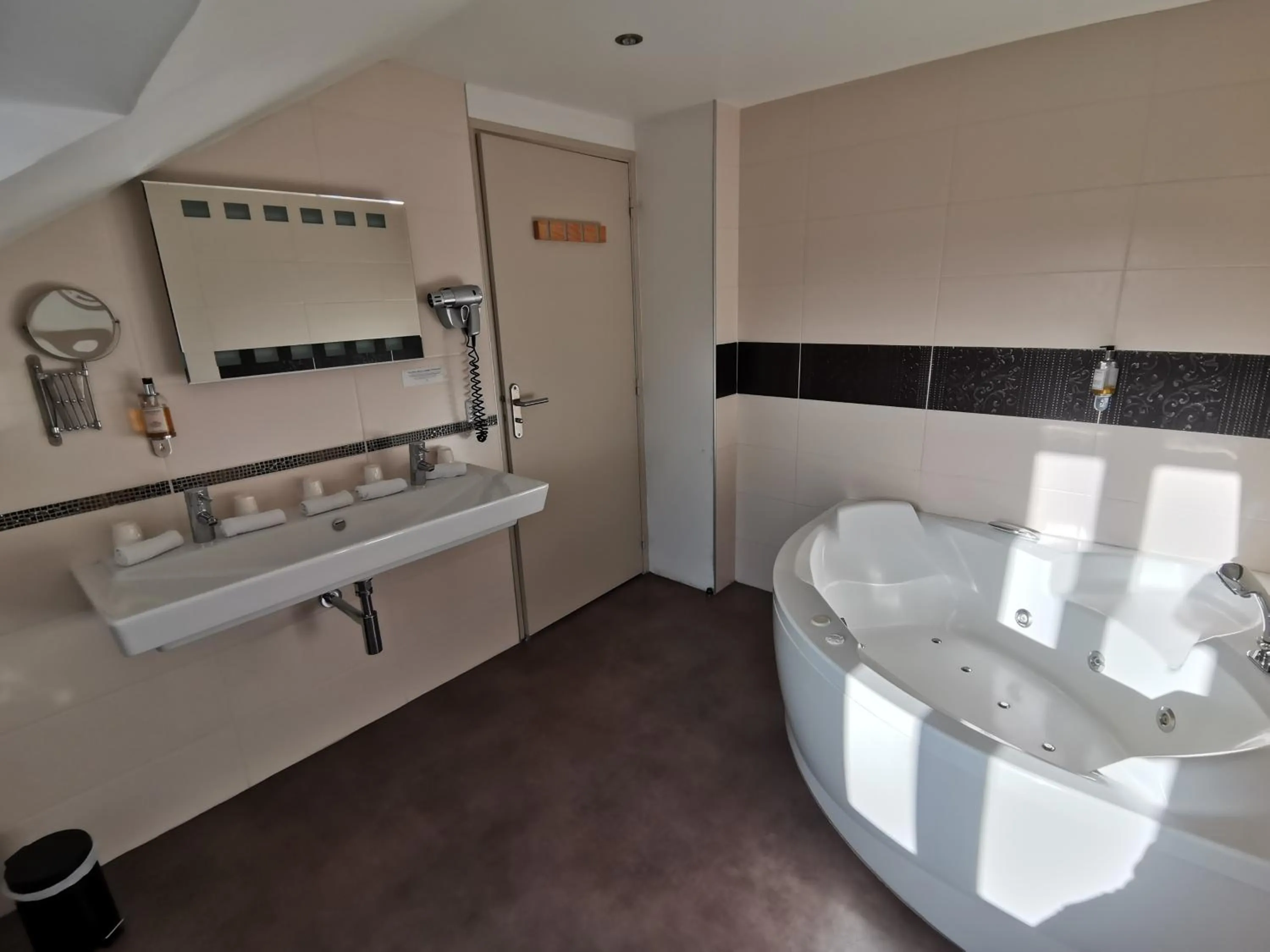 Bathroom in Logis Hotel Le Cerf