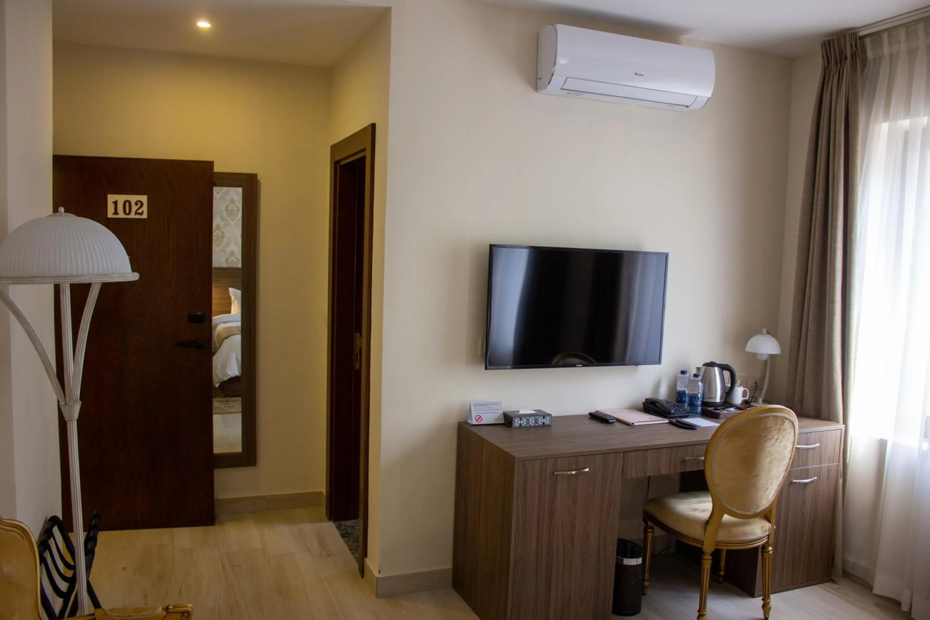 TV and multimedia in Khan Khediwe Hotel