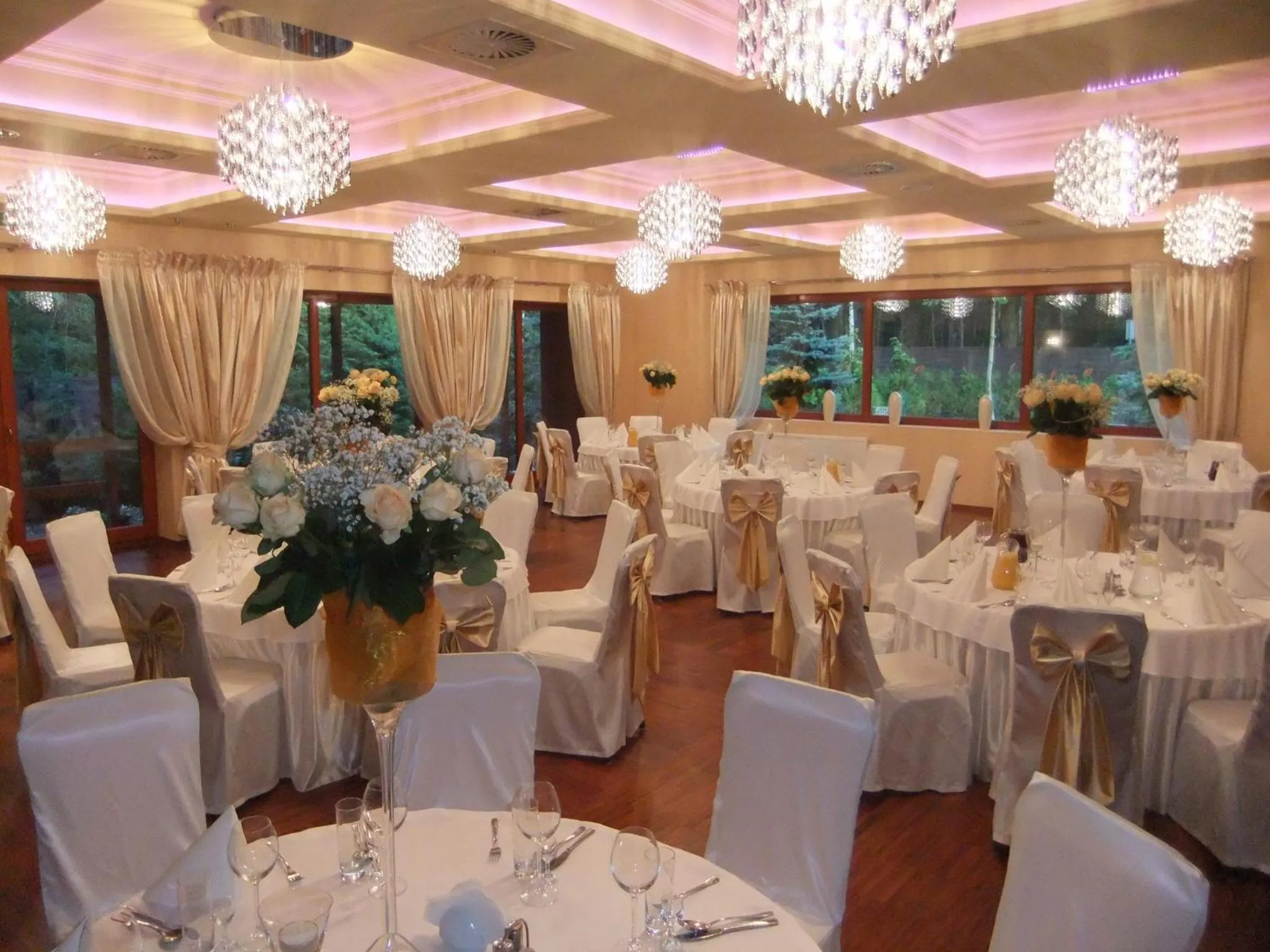 Restaurant/places to eat in Agat Hotel