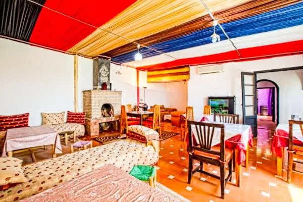 Restaurant/places to eat, Bed in Jad Auberge