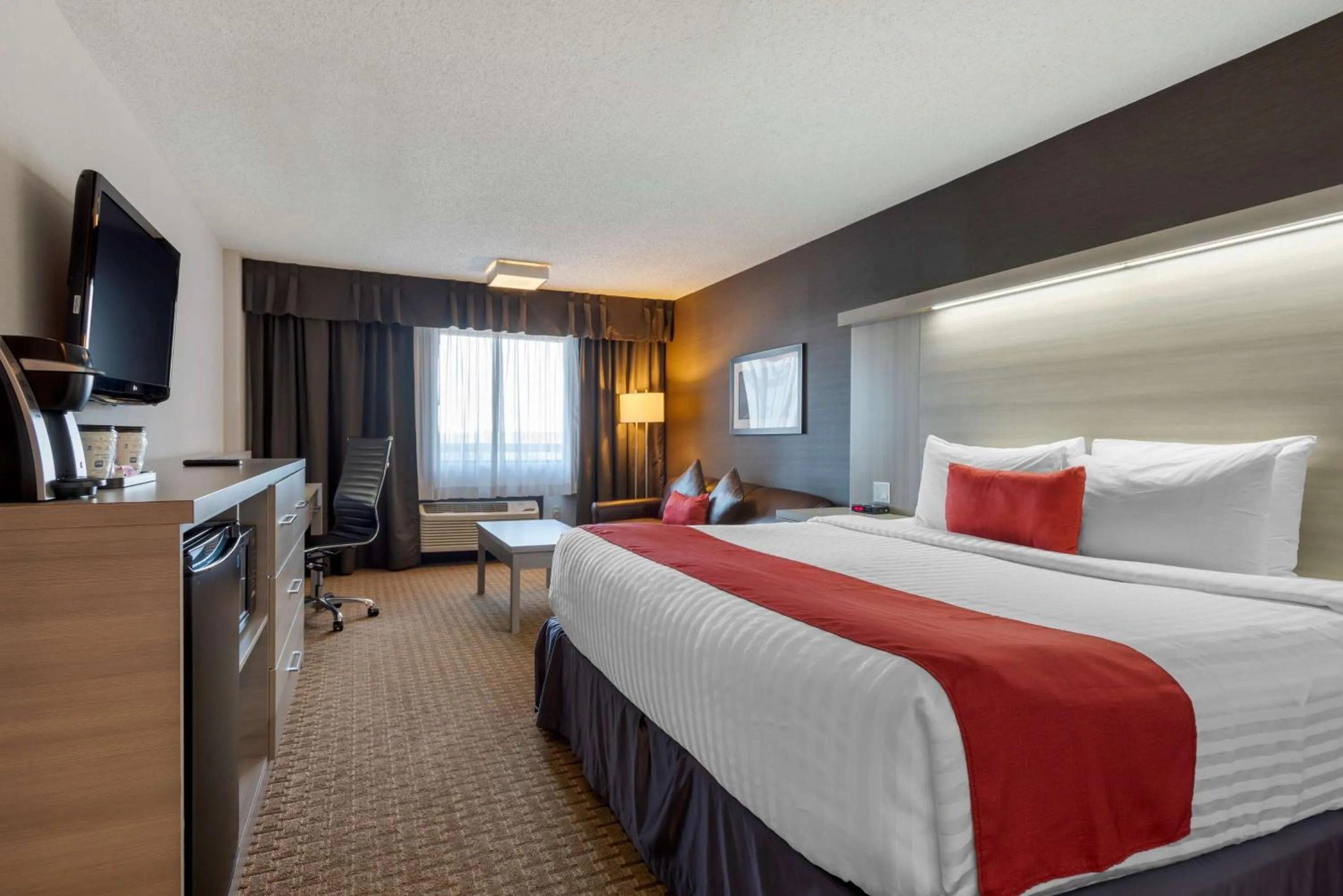 Bedroom, Bed in Best Western Plus Village Park Inn