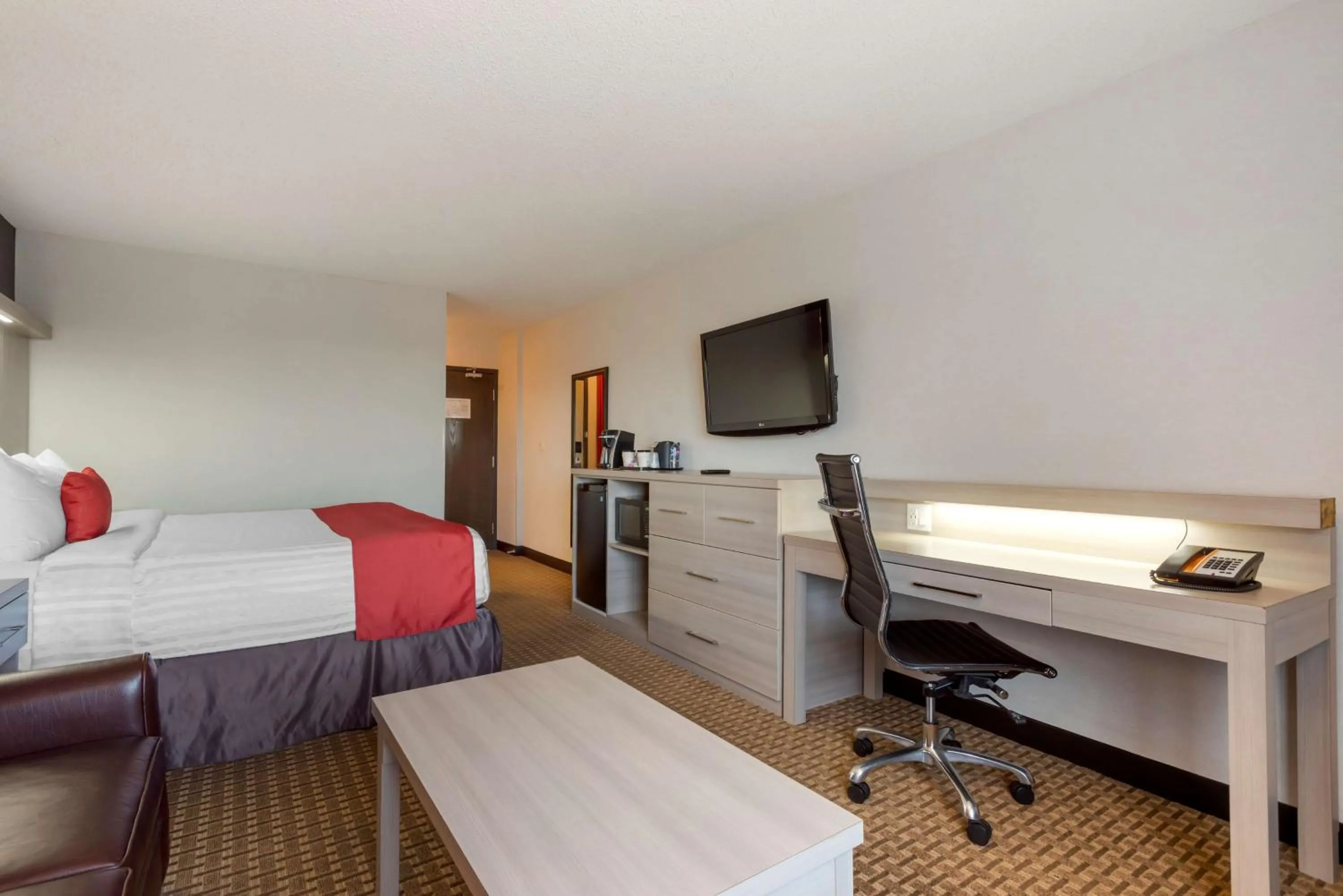 Bedroom, Bed in Best Western Plus Village Park Inn