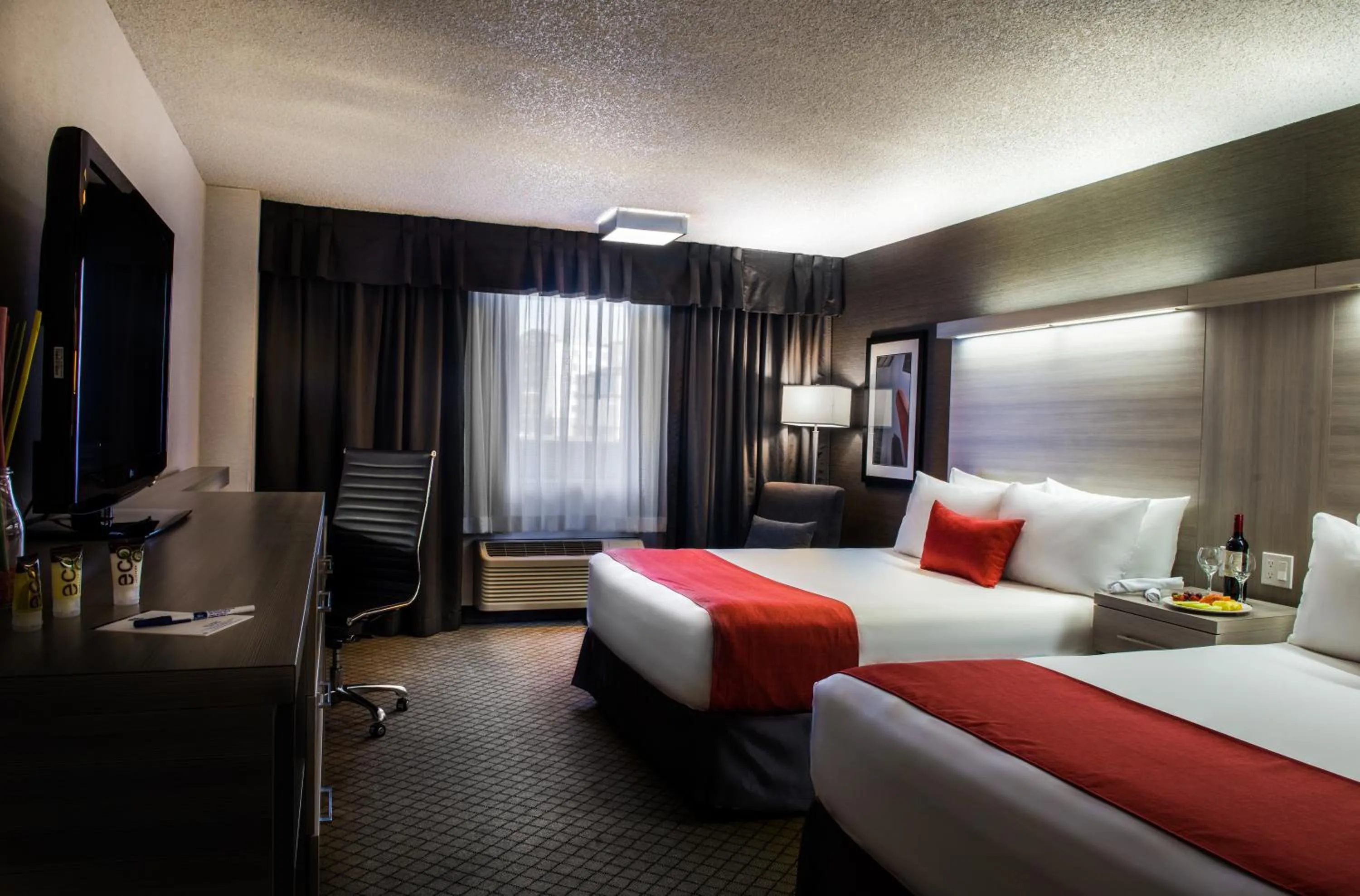 Photo of the whole room, Bed in Best Western Plus Village Park Inn