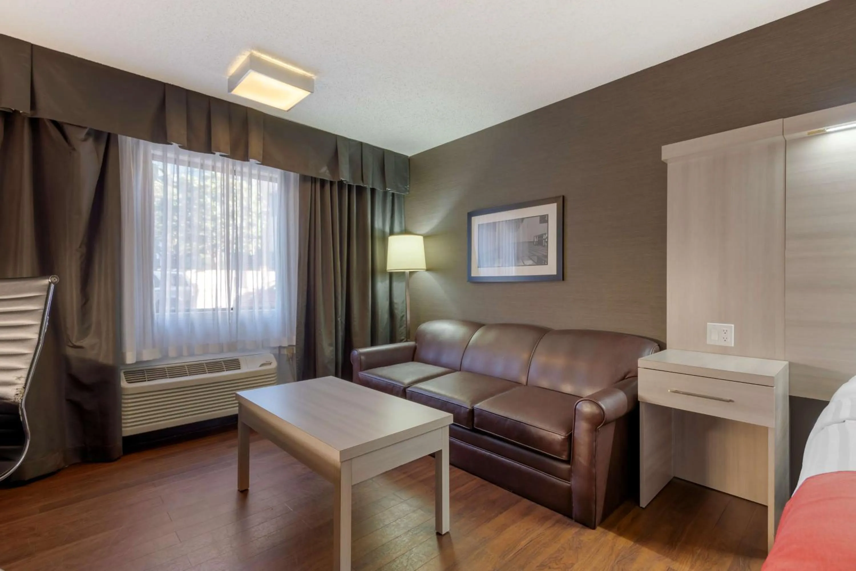 Bedroom in Best Western Plus Village Park Inn