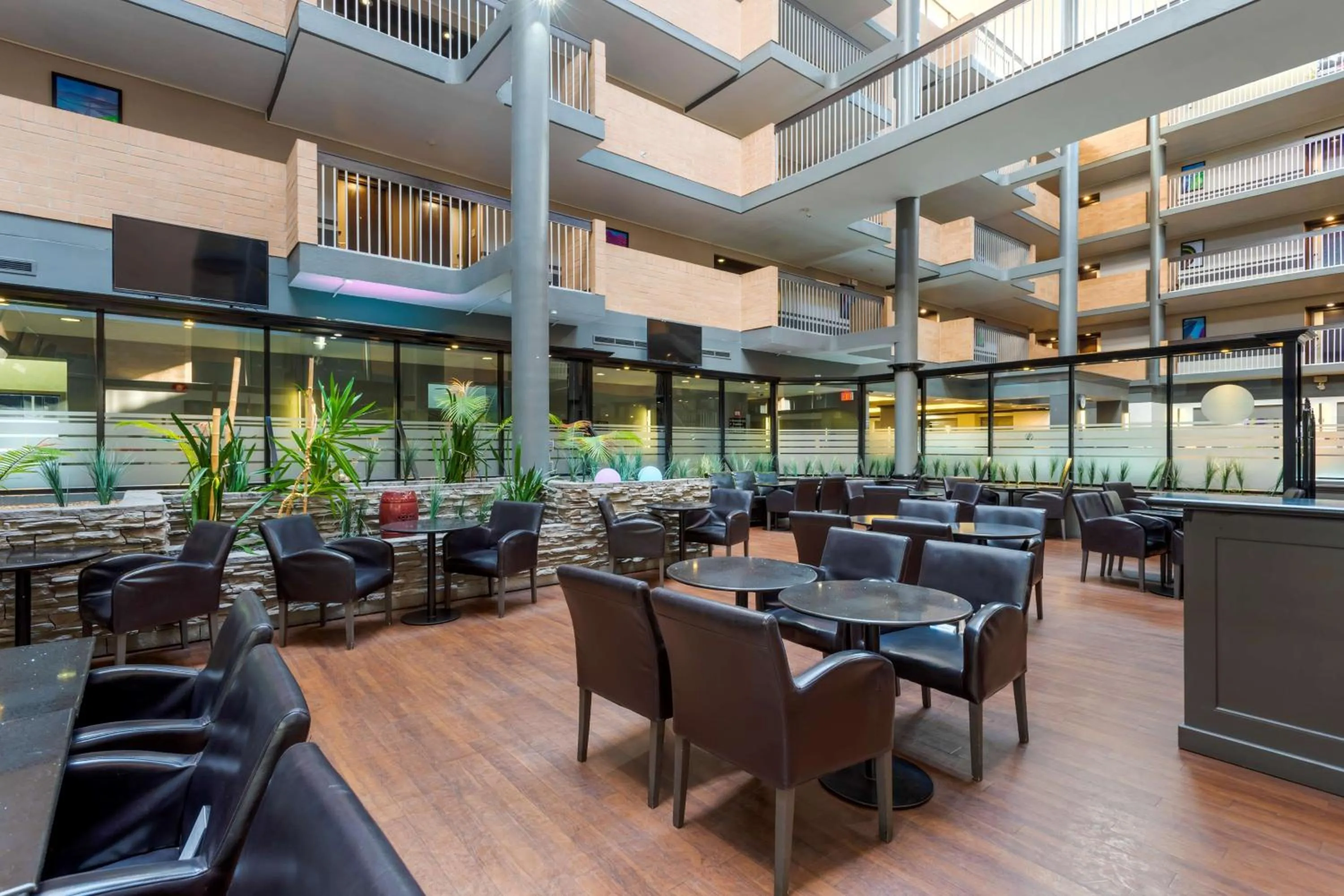 Restaurant/places to eat in Best Western Plus Village Park Inn