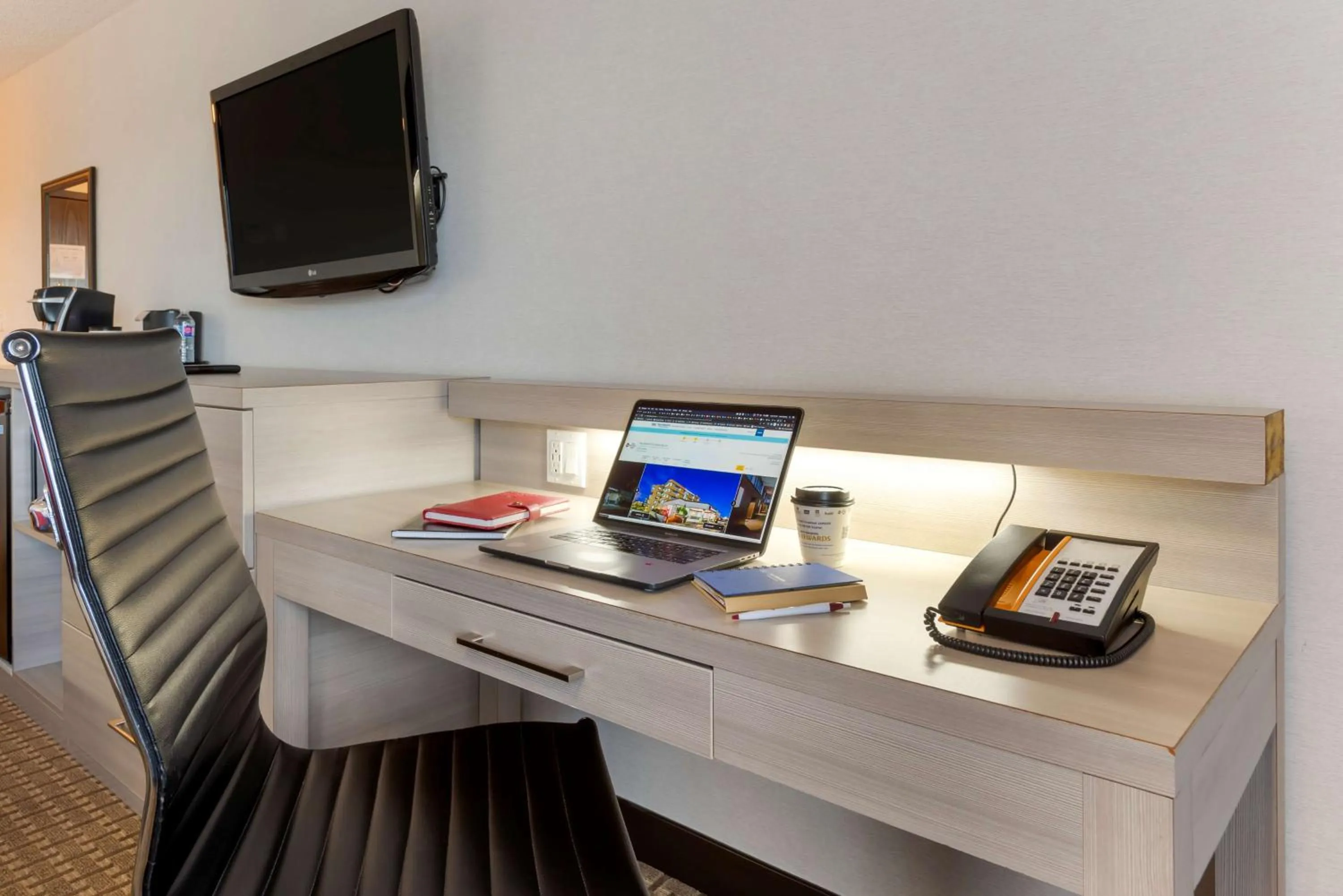 Bedroom in Best Western Plus Village Park Inn