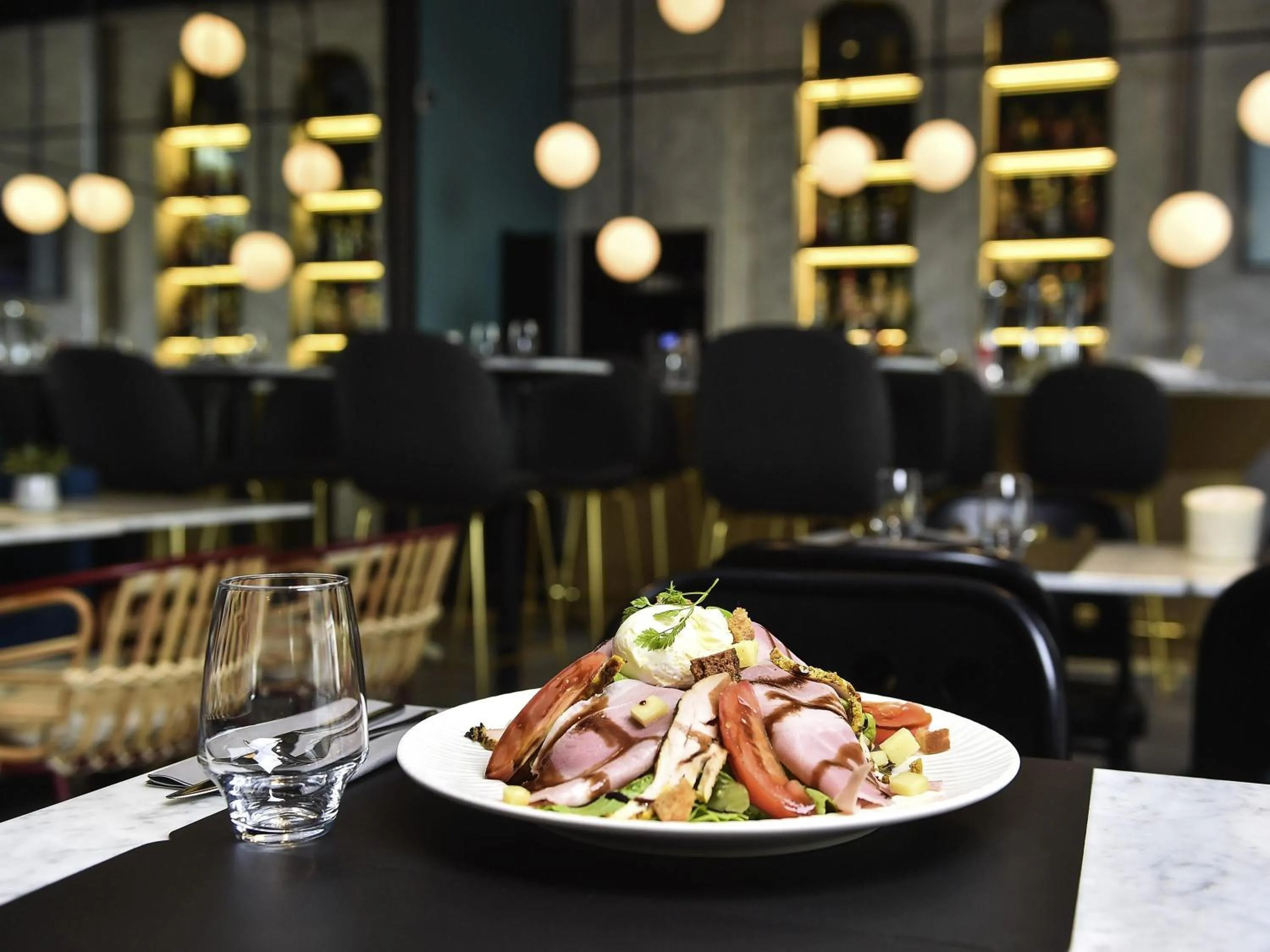 Lounge or bar in ibis Styles Dijon Central