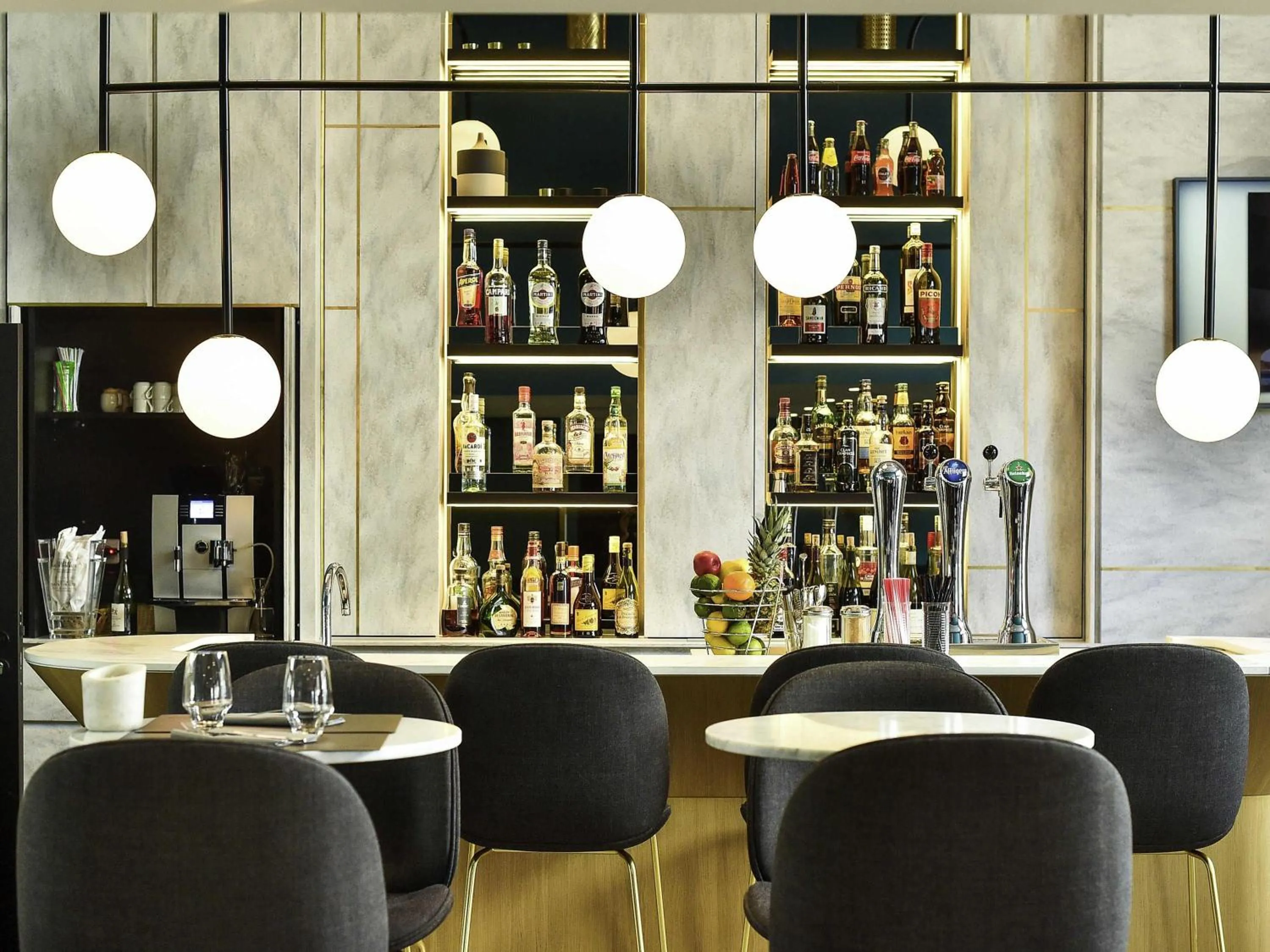 Lounge or bar in ibis Styles Dijon Central