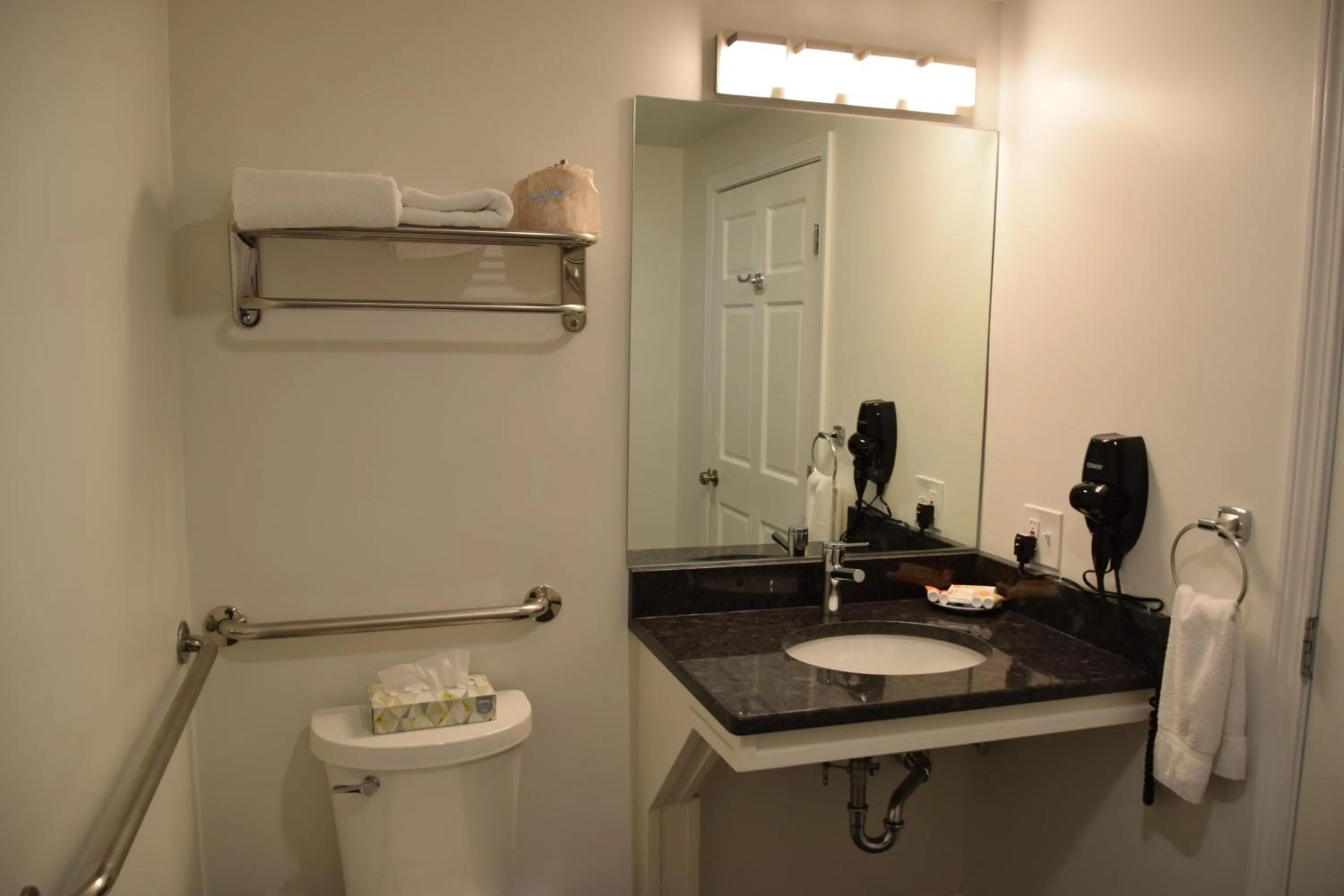 Bathroom in Rhea's Inn by the Sea