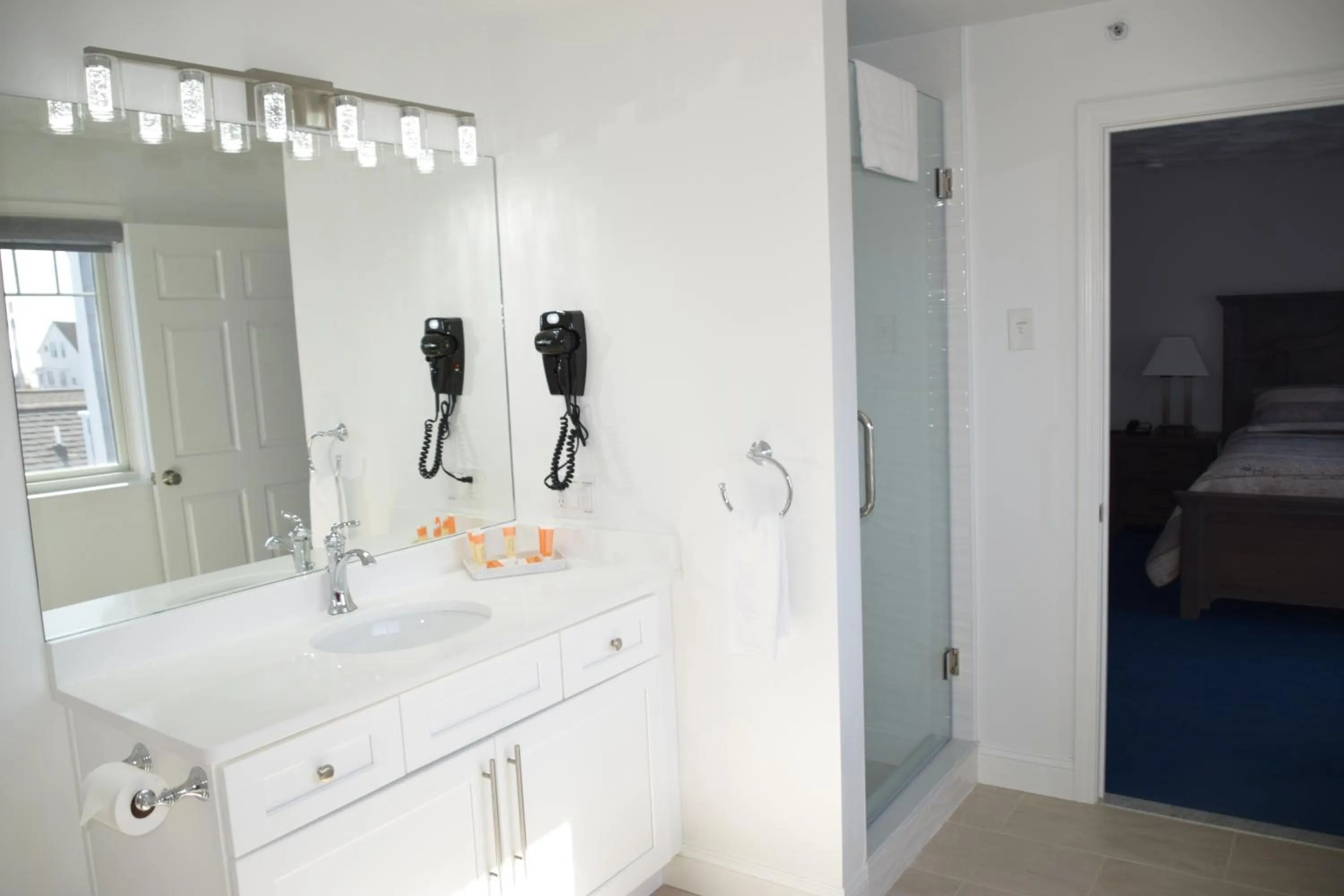 Bathroom, Bed in Rhea's Inn by the Sea