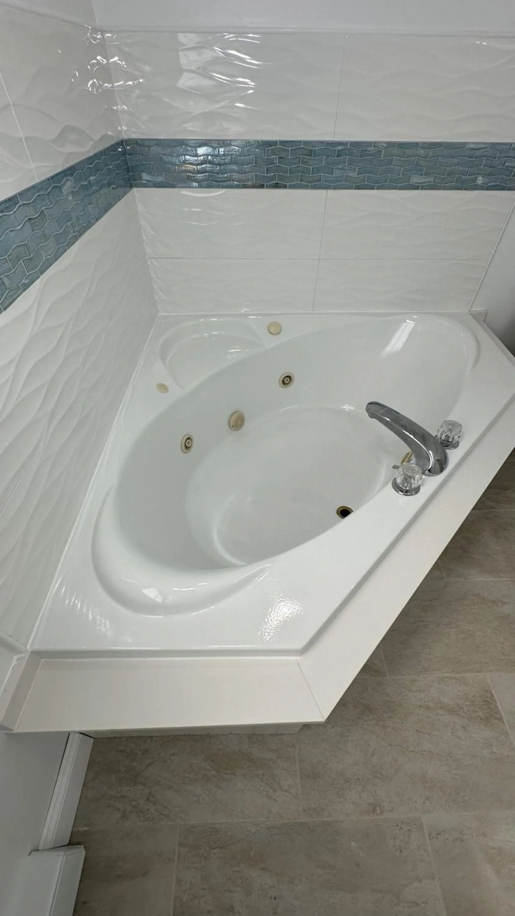 Hot Tub in Rhea's Inn by the Sea