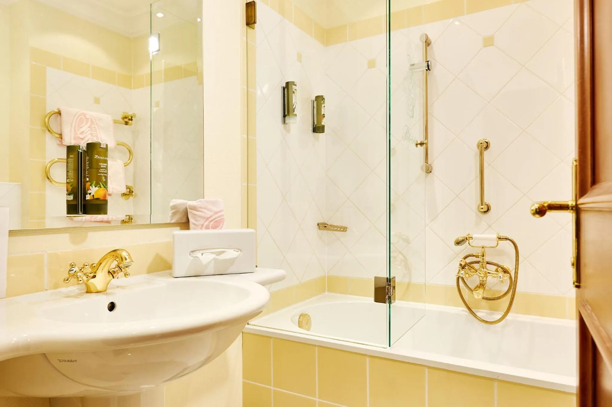 Bathroom in Thermenwelt Hotel Pulverer