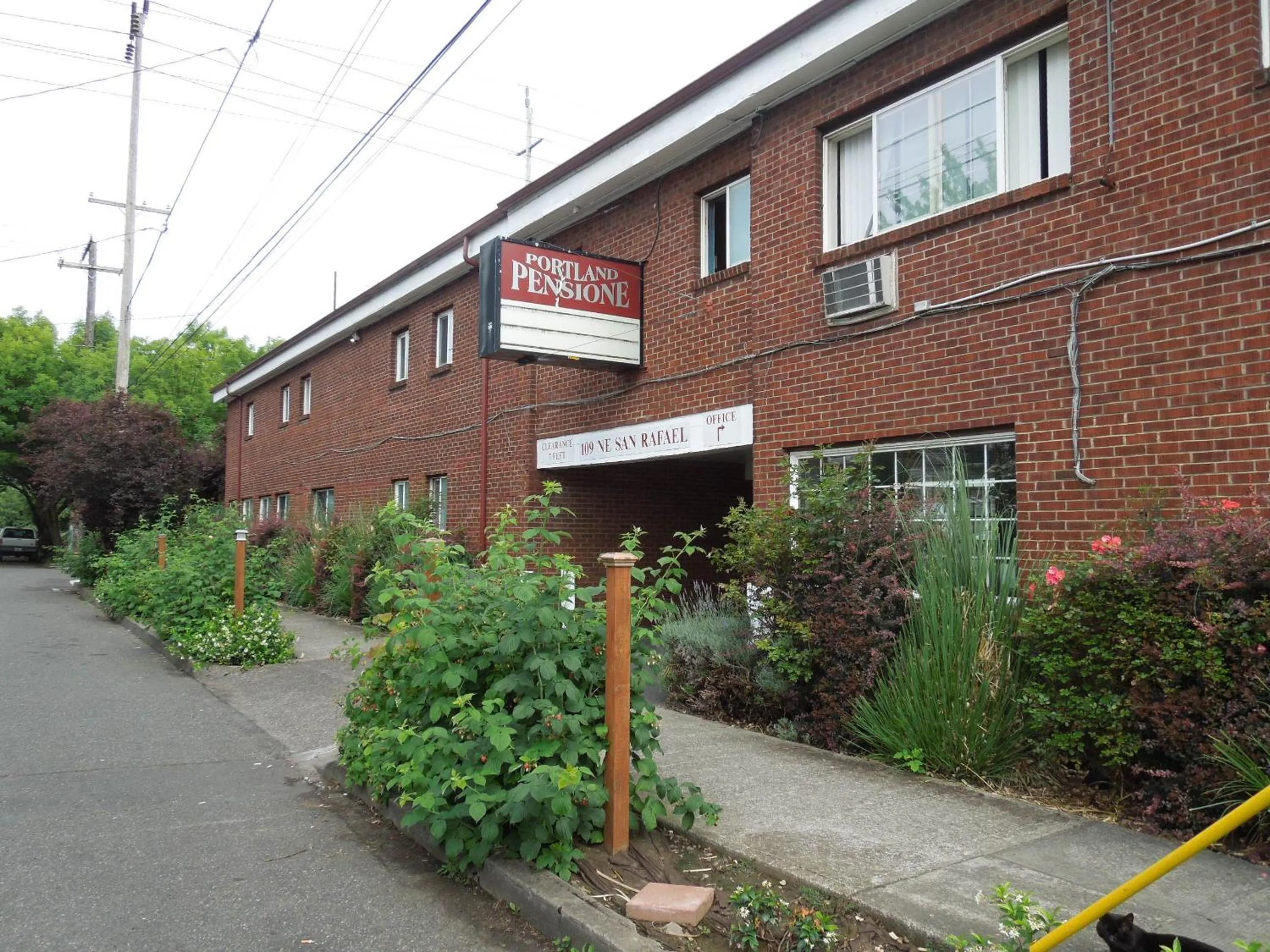 Facade/entrance in Portland Pensione