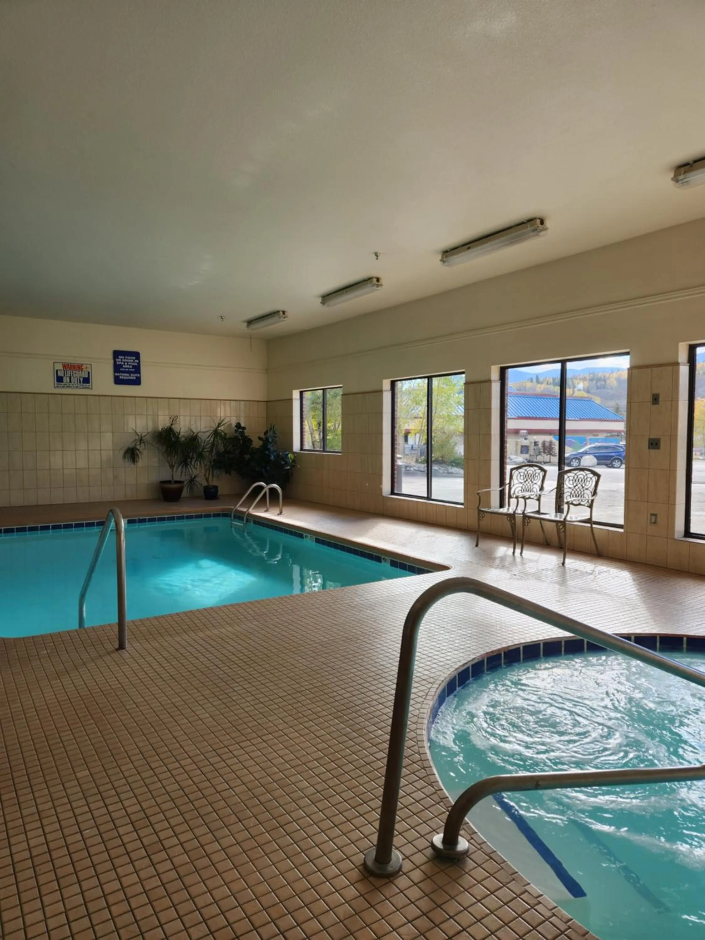 Swimming pool in Luxury Inn & Suites