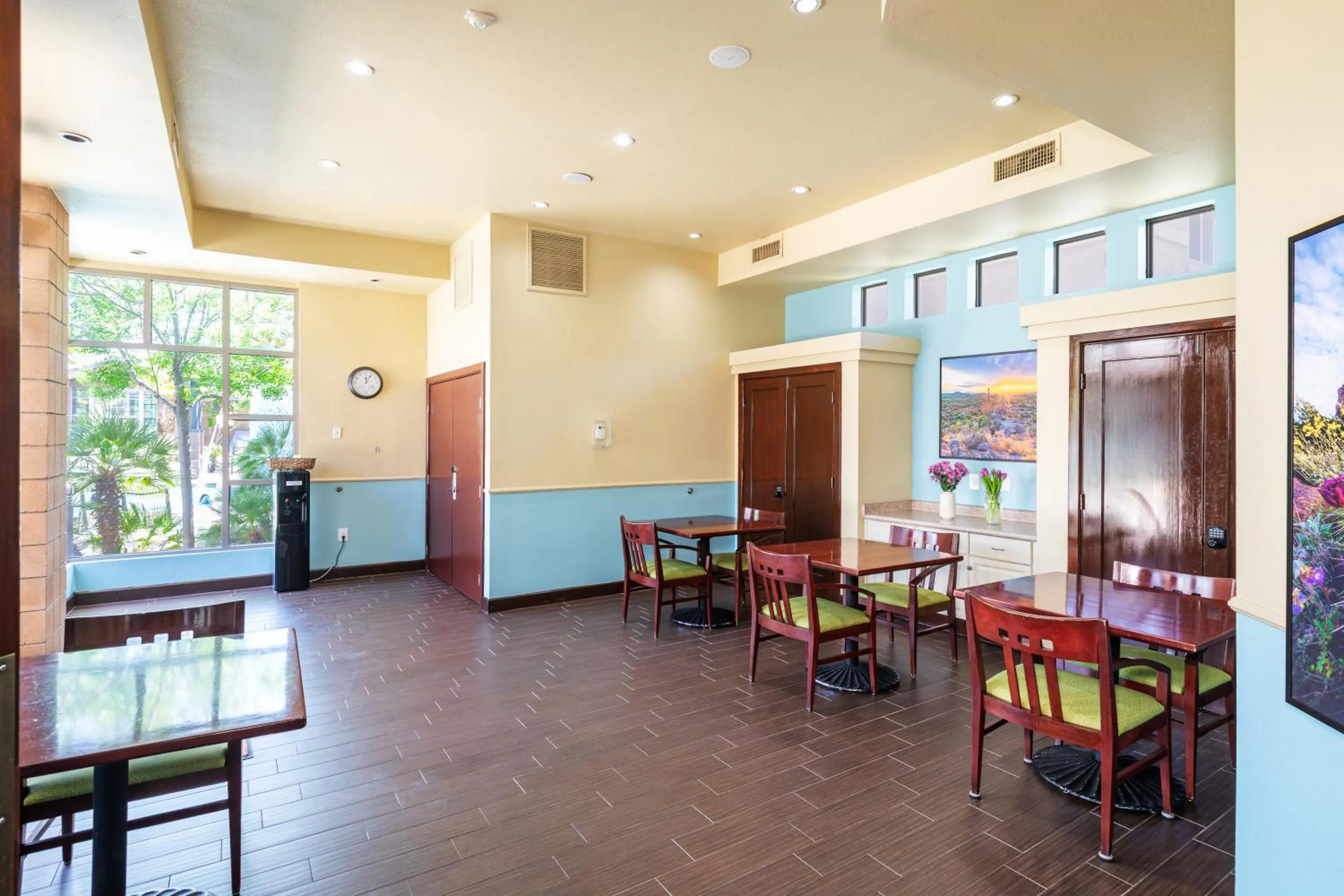 Communal lounge/ TV room in The Cliffs at Peace Canyon