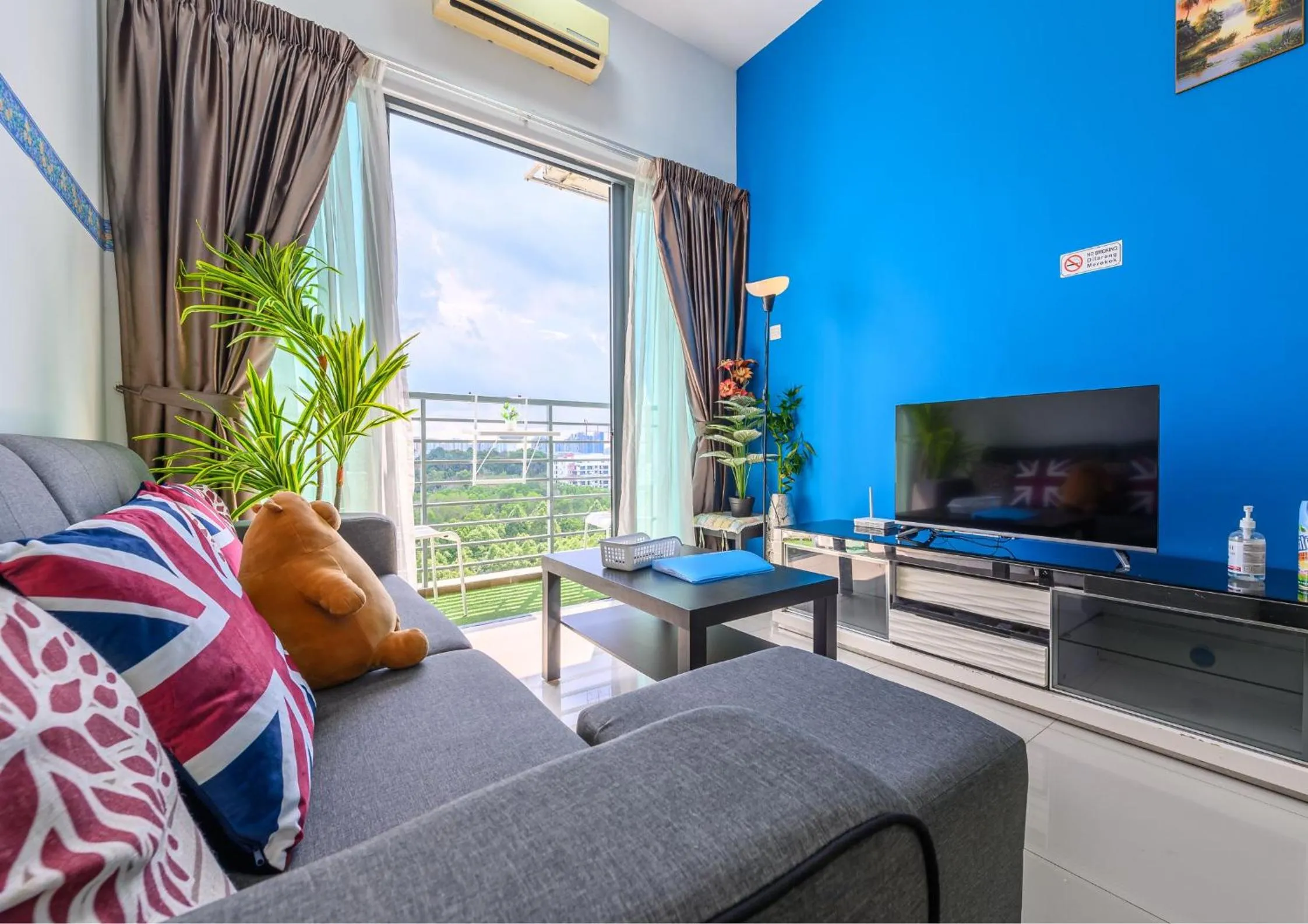 Communal lounge/ TV room in Cozy Park View Stay Above DPulze Mall #DP1