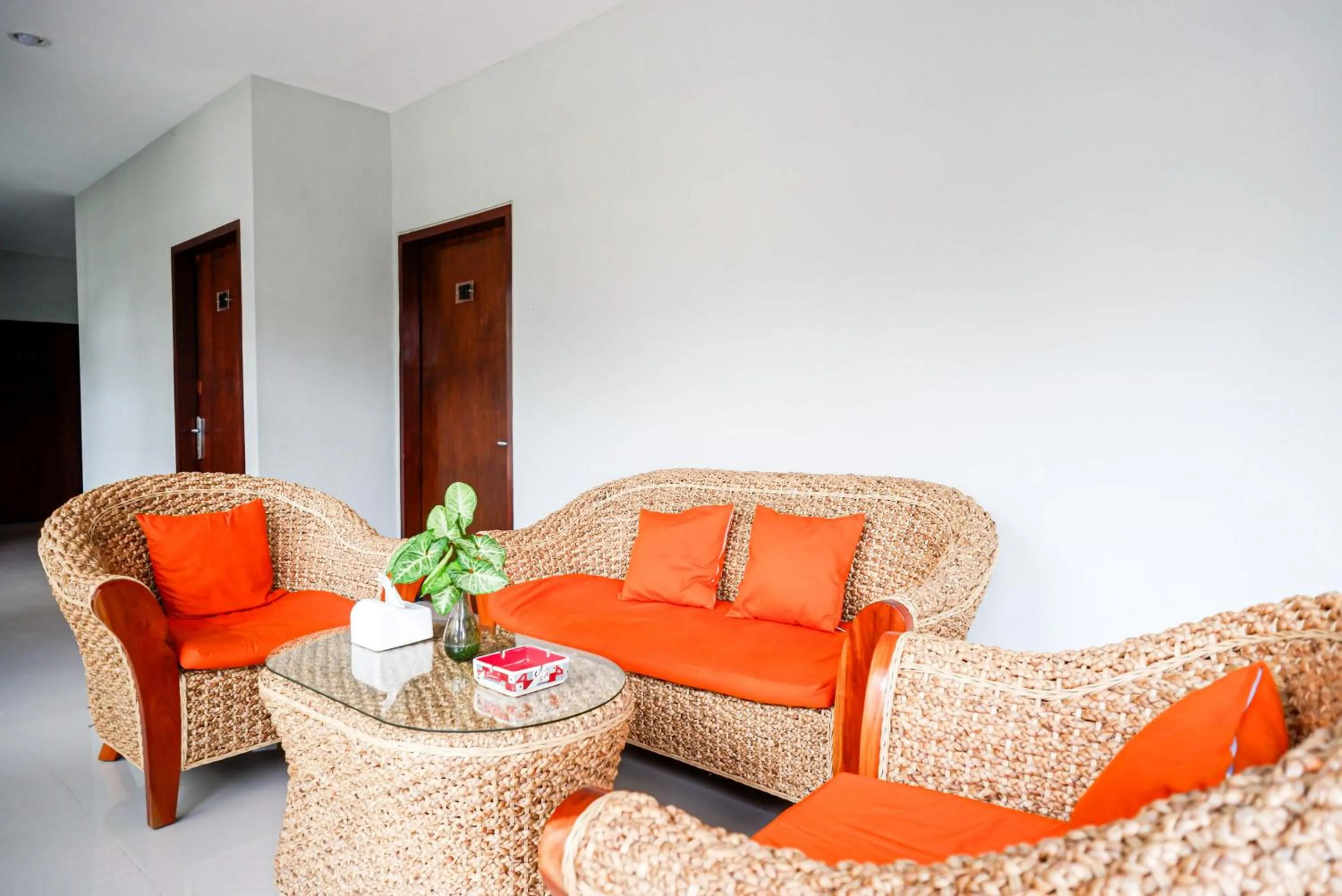 Seating area in RedDoorz Plus @ Kalpataru