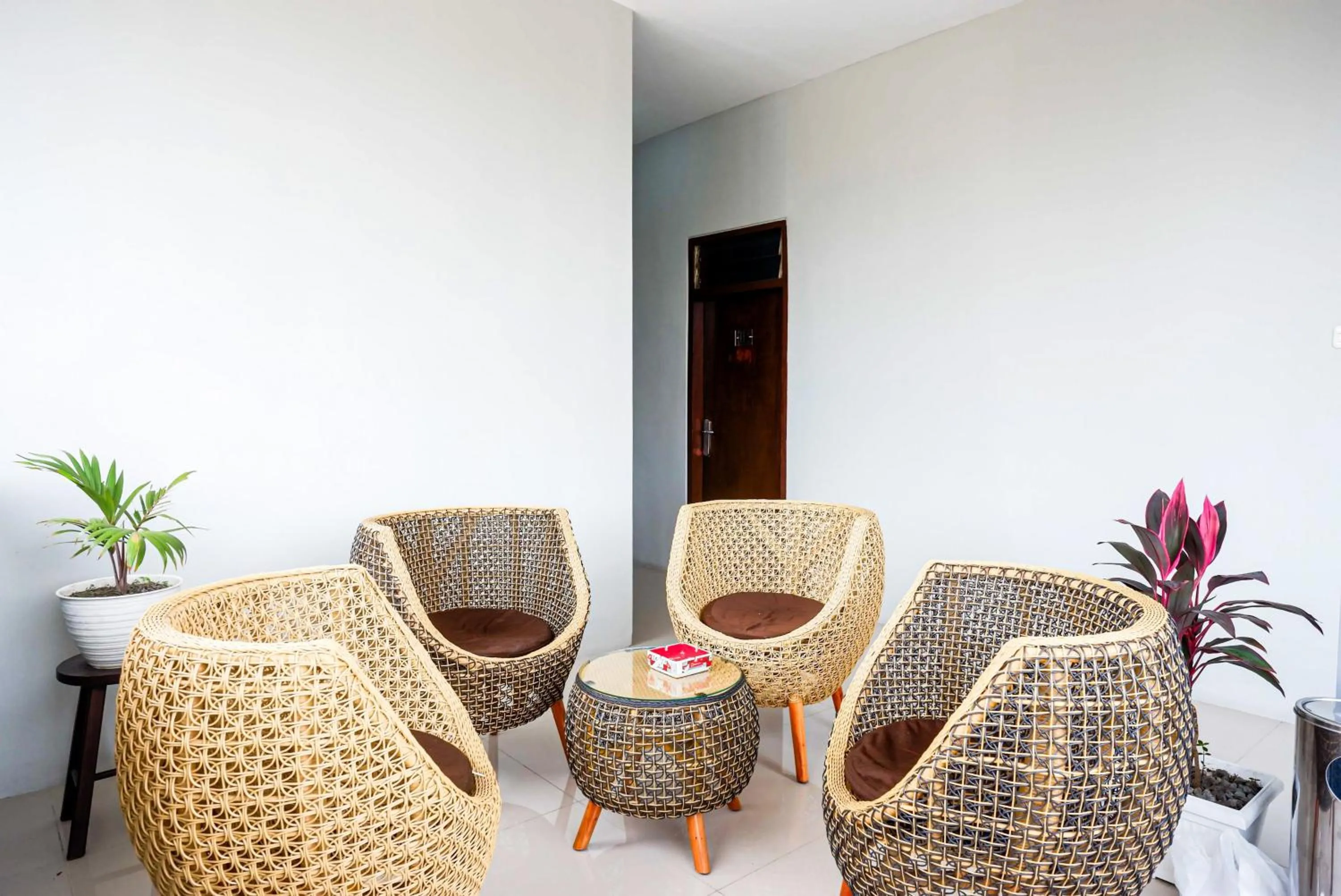 Seating area in RedDoorz Plus @ Kalpataru