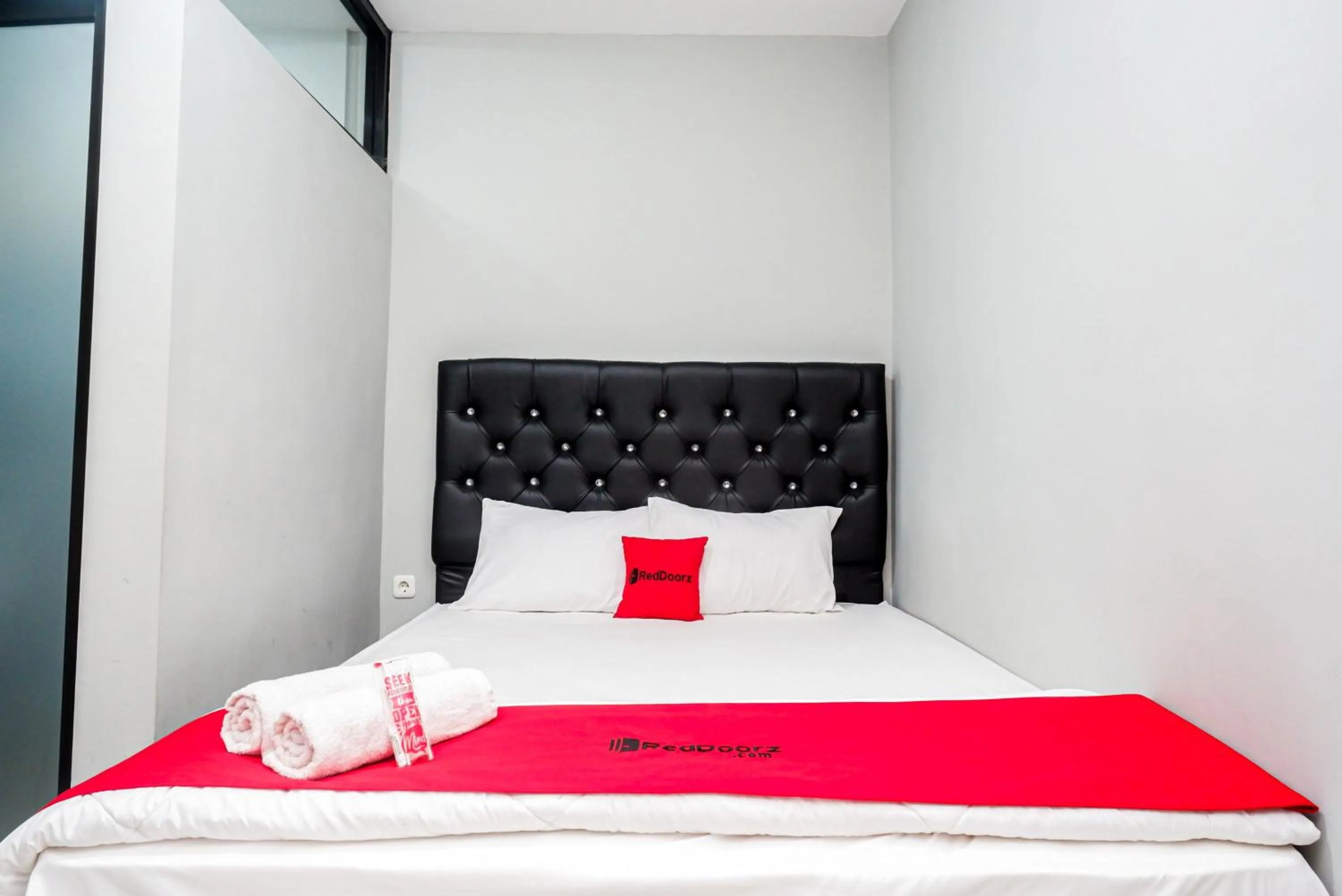 Bedroom, Bed in RedDoorz Plus @ Kalpataru